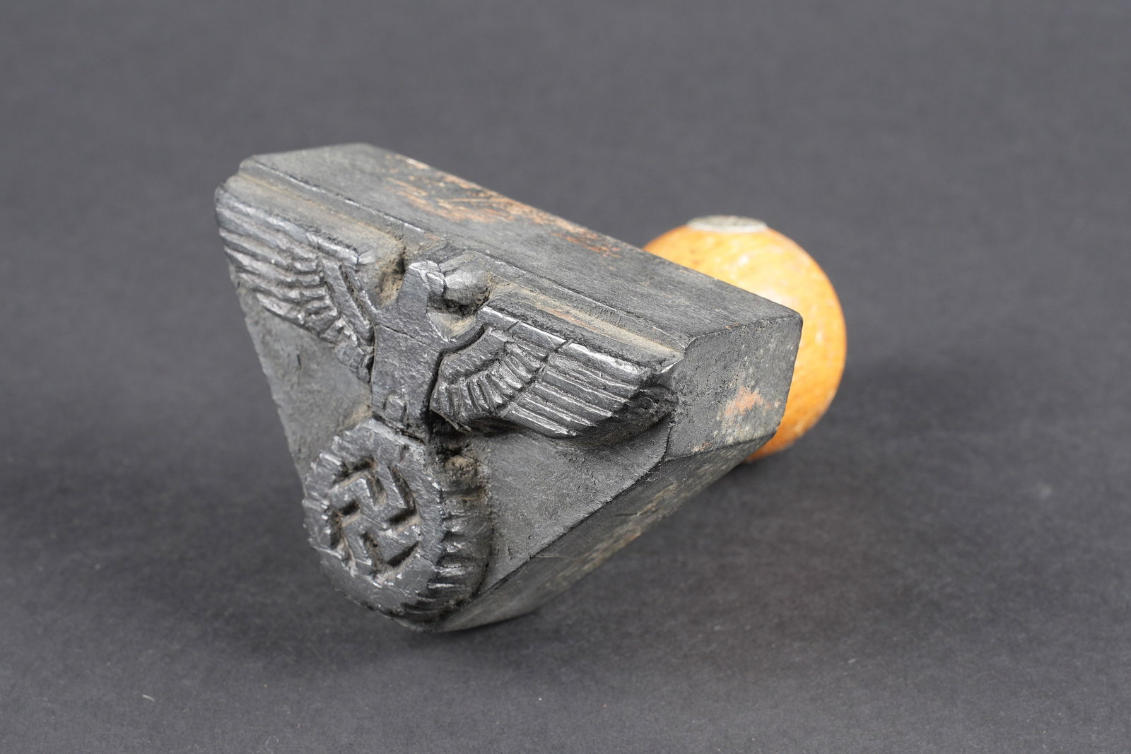 Tampon allemand. German stamps.: Tampon allemand. Grand modele representant un aigle allemand, avec insigne national. Poignee en bois. Plaquette du fabricant Ernst Seiler Osnabruck. A noter une certaine usure et patine de la piece. E
