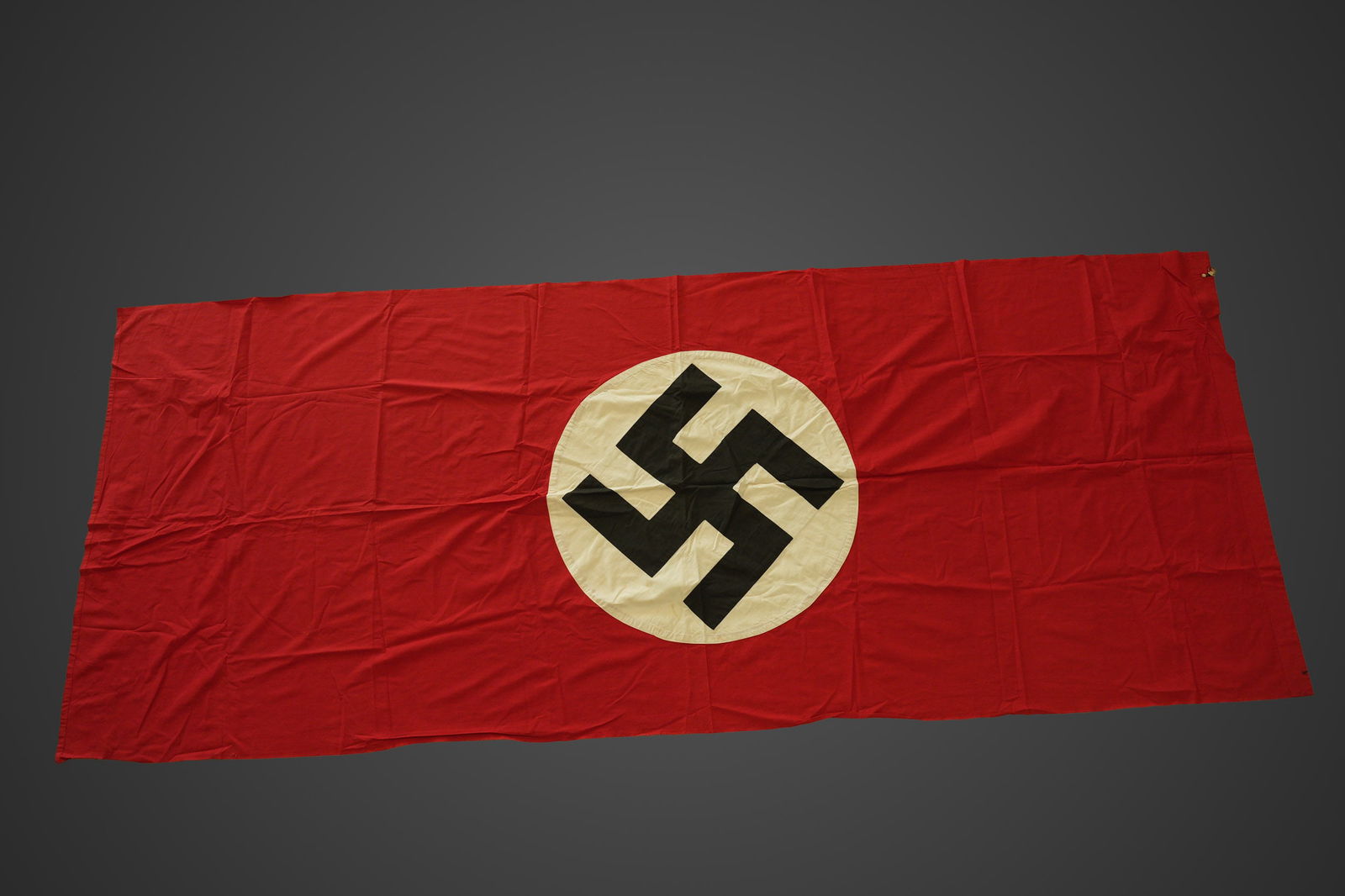 Drapeau allemand. German flag.: Drapeau allemand. En tissu coton rouge. Insignes nationaux imprimes et rapportes. Un seul anneau de fixation au mur. Sans marquages visibles. Dimensions 120 x 290 cm. A noter une certaine usure et pat