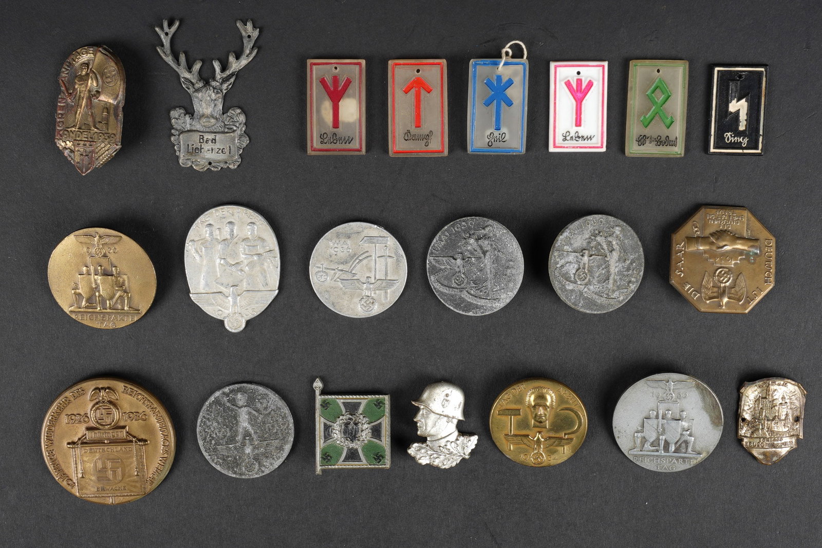 Insignes de journee. Day Badges Collection: Insignes de journee allemand. Comprenant 21 insignes. Divers modeles et fabrication. Quelques attaches sont manquantes. A noter une certaine usure et patine des pieces. Etat II+. German day badges Com
