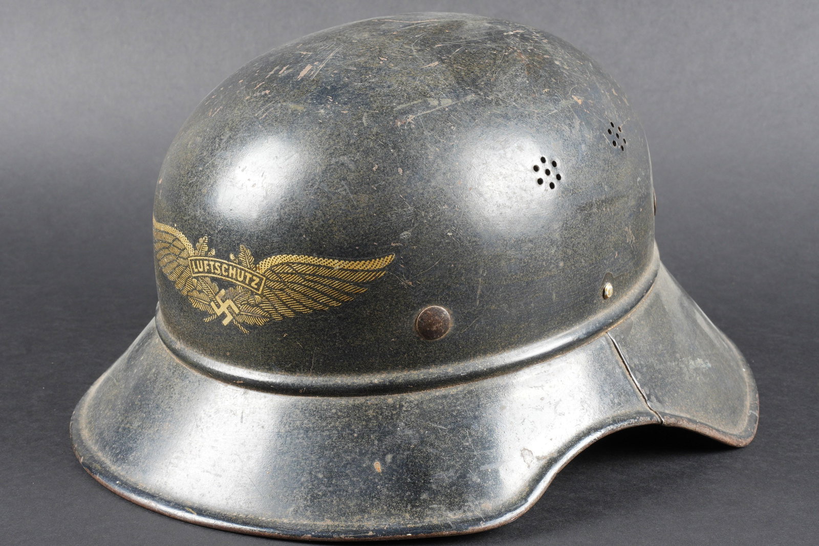 Casque Luftschutz. Luftschutz helmet.: Casque de la Luftschutz. Modele Gladiator en metal. Peinture bleue nuit a 80%. Insigne de la Luftschutz a 95%. Coiffe en cuir marron complete avec son cordon de serrage. Jugulaire en cuir complete. In