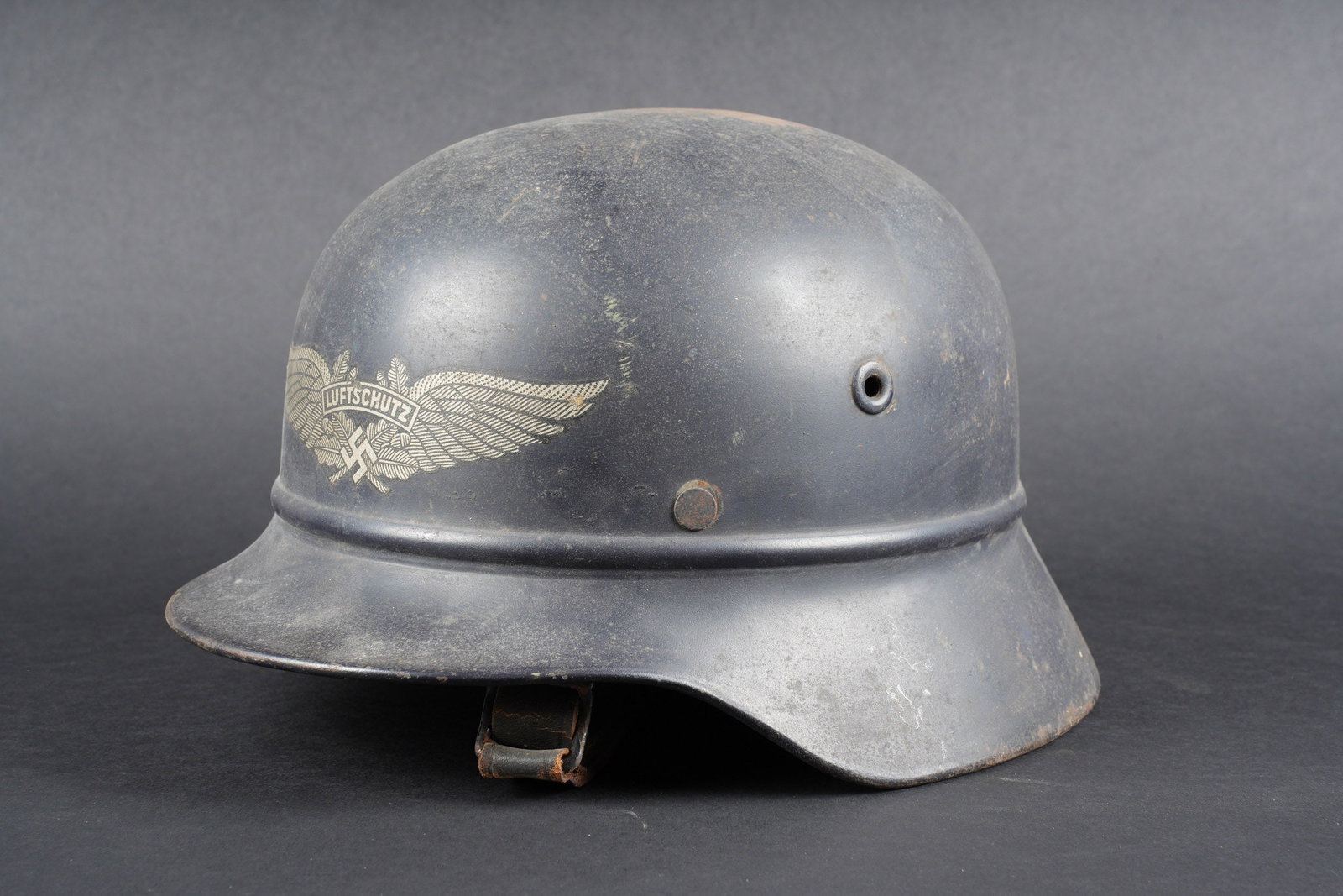 Casque Luftschutz. Luftschutz helmet.: Casque de la Luftschutz. Modele 34 en metal. Peinture bleue a 80%. Insigne de la Luftschutz a 90%. Chiffre 2 a la peinture blanche au niveau de la nuquiere. Fabrication Q60. Coiffe en simili cuir marr