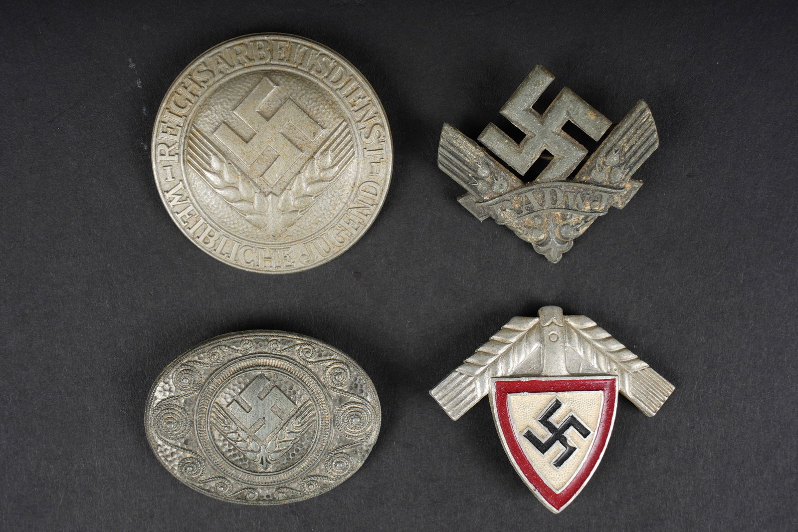 Insignes RAD. German RAD insignia.: Insignes RAD. Quatre modeles differents d insignes. Les attaches sont presentes. Fabrication Jbuco, RADJ 37. F&B 44. A noter une certaine usure et patine des pieces. Etat II+. RAD insignia Four differ