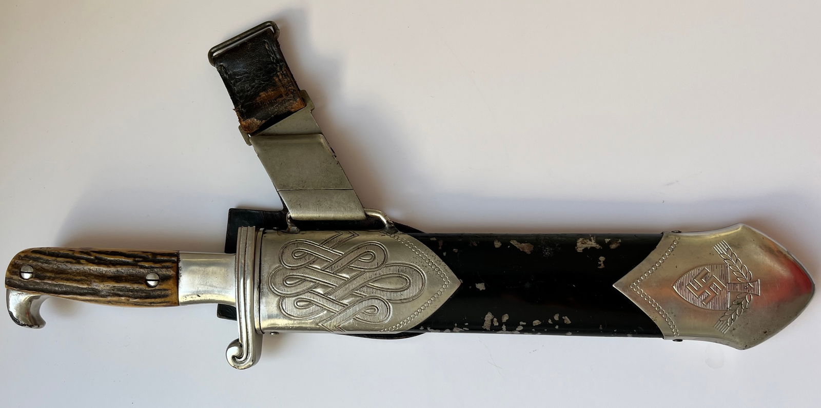 Fendoir RAD. RAD dagger.: Fendoir RAD. Garnitures en metal, avec finition couleur argent. Plaquettes imitation cornes de cerf. Belle lame presentant quelques traces d oxydation. Belle devise complete. Fabrication ED Wusthof So