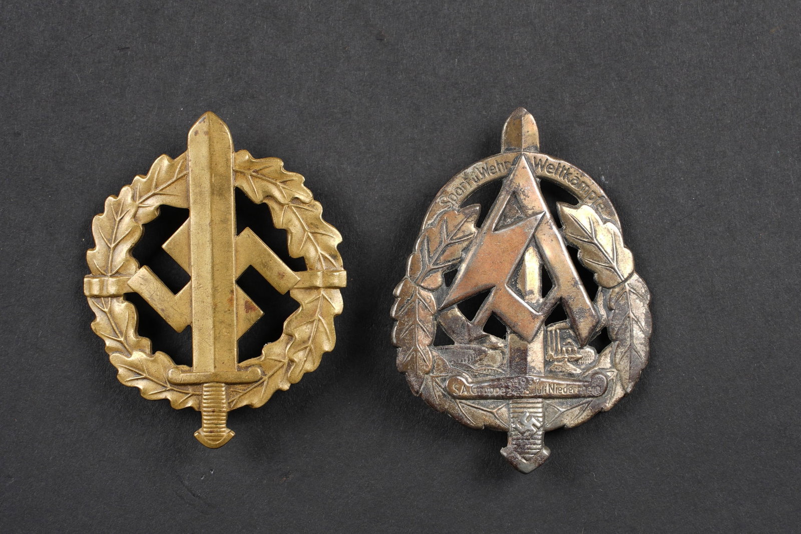 Insignes des sport SA. German SA insignia.: Insigne des sports SA. Couleur bronze, attache complete, marquages E Schneider, numero 236752. On y joint un insigne de journee SA, date 1937, attache complete, mais ressoudee. A noter une certaine us