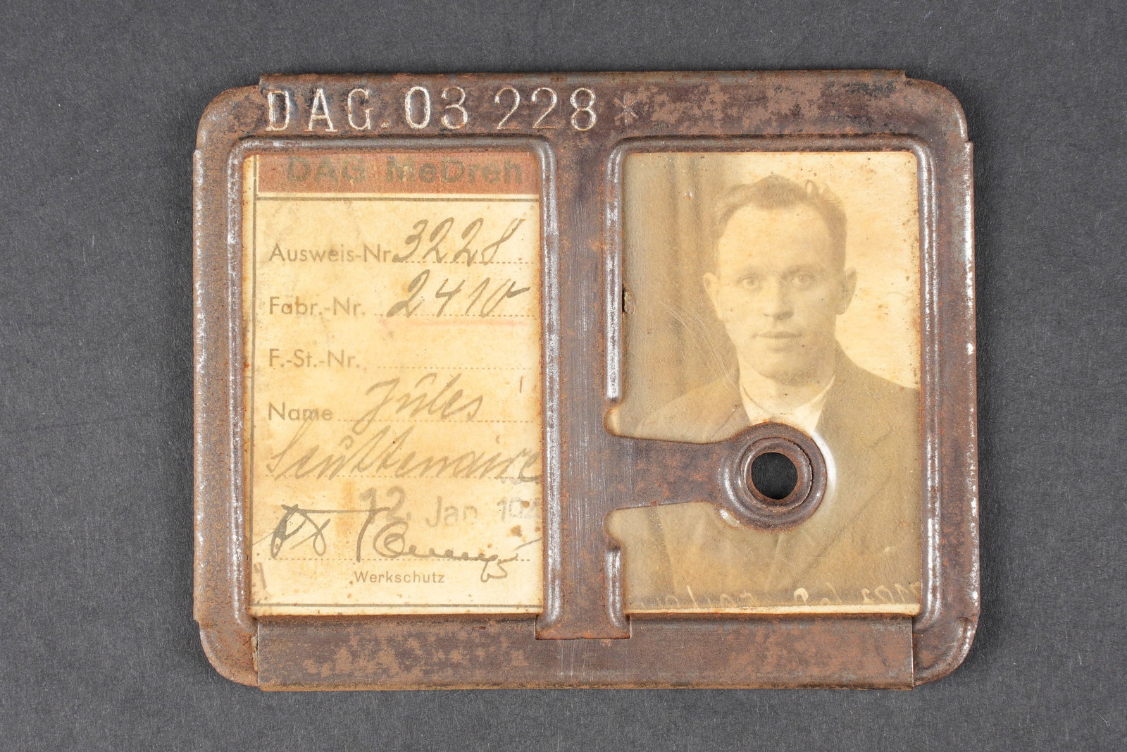 Carte de travailleur allemand. German worker card: Carte de travailleur allemand chez Dynamit AG Stadeln. Carte en carton. Photo d identite presente. Carte numero 3228. Porte carte en metal, marque DAG 03 228. A noter une certaine usure et patine de l