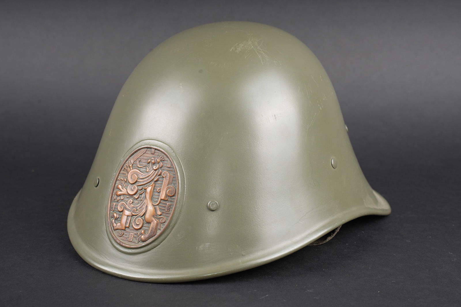 Pays-Bas casque 1934. Dutch Army helmet: Pays-Bas casque Modele 1934. Beau casque M34 avec insigne au lion des Pays-Bas, coiffe en cuir noir, avec sa jugulaire. Pas de marquage visible. Bel etat. Netherlands Model 1934 helmet. Fine M34