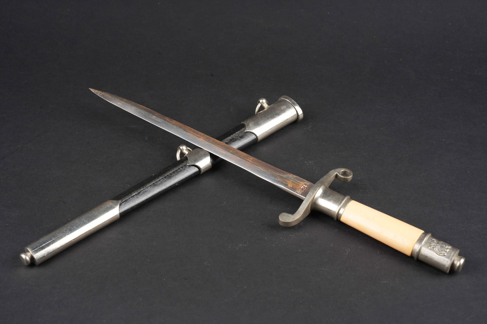 Dague polonaise. Polish Dagger.: Pologne dague d officier armee de l air modele 1954. poignee synthetique creme, aigle polonais sur le pommeau. Lame a double tranchant, numerotee 31239. Systeme de blocage de la lame dans le fourreau