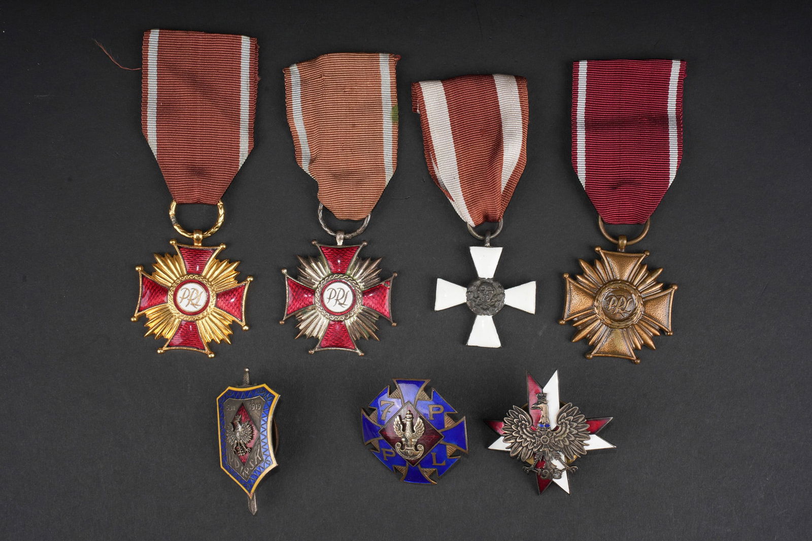 Insignes polonais. Polish insignia.: Pologne lot d insignes et medailles. 3 reproductions d insignes polonais, une reproduction de medaille de la bravoure. On joint 3 medailles du merite classes bronze, argent et or. Usure d usage.