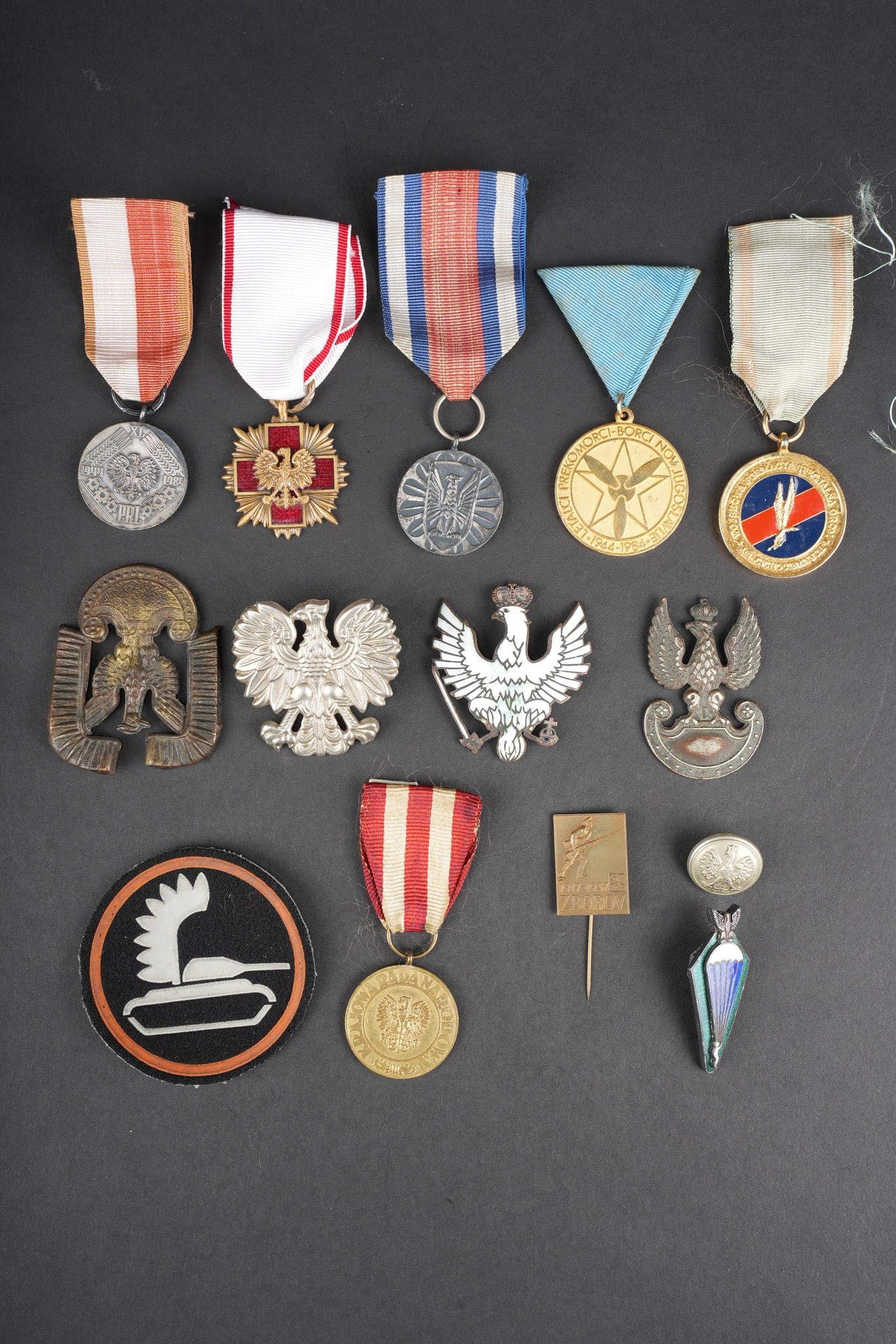 Insignes polonais. Polish insignia.: Pologne lot de medailles et insignes. Ensemble de 13 medailles et insignes polonais de diverses epoques, insignes de coiffure, insigne tissu, parachutiste. On y joint un bouton. Usure d usage, traces