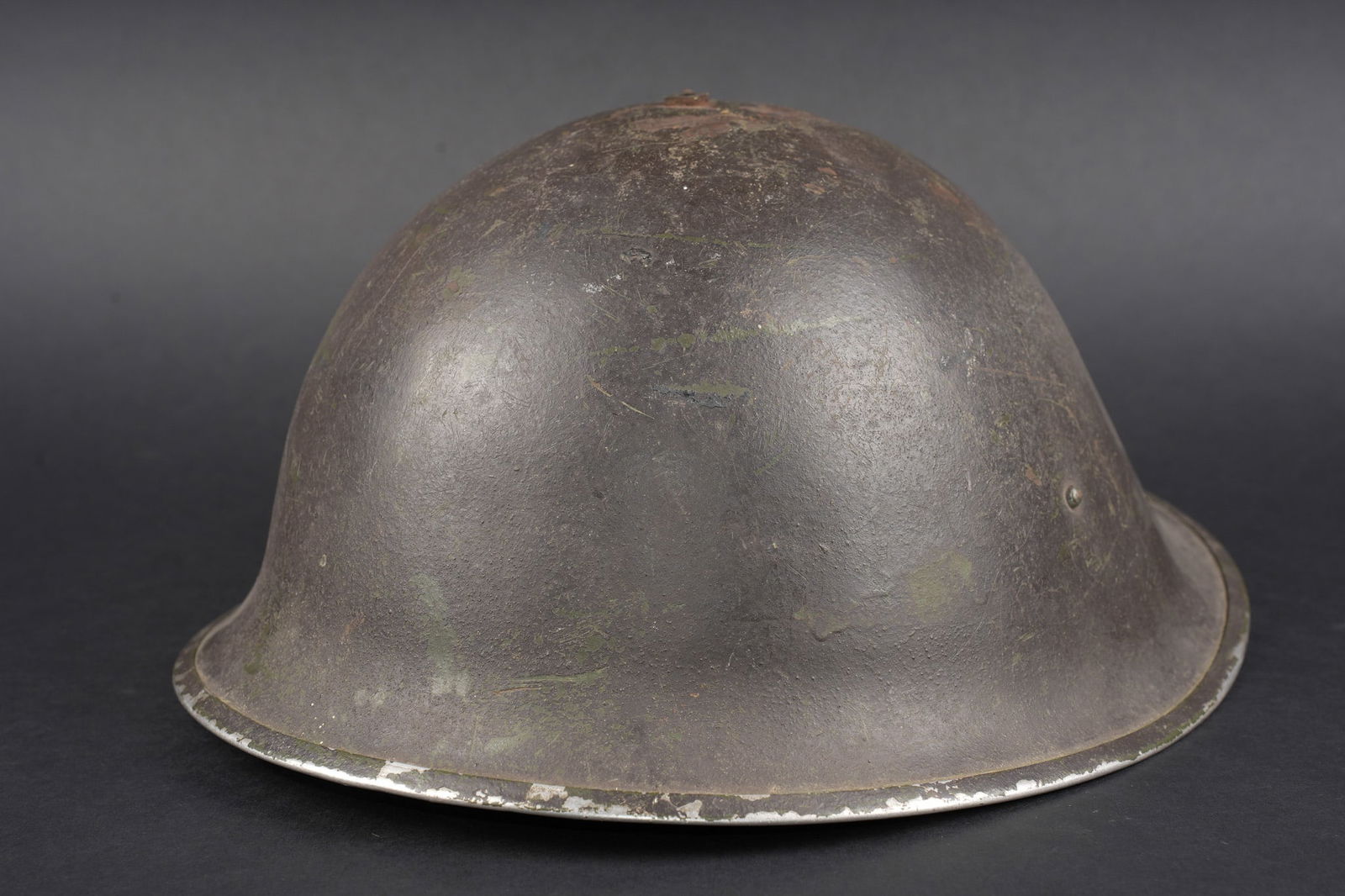 Casque MKIII. British helmet.: Royaume Uni casque tortue MkIII. Coque MkIII, coiffe en toile ciree noire datee 1953. Jugulaire absente. Usure d usage. United Kingdom MkIII Turtle helmet. MkIII shell fitted with black oilcloth