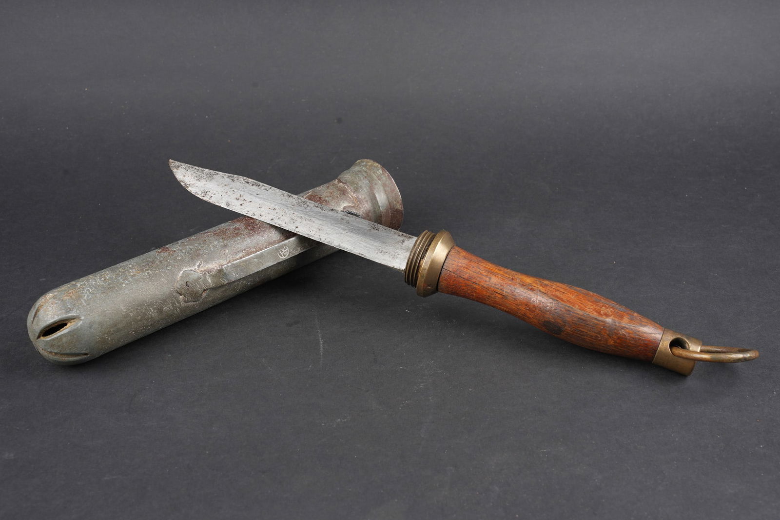 Couteau de scaphandrier russe. Russian naval diver’s knife: Couteau de scaphandrier russe. Couteau de plongeur scaphandrier sovietique, modele annees 60. Poignee bois, pommeau laiton avec anneau. Lame type Bowie. Dans son fourreau, probablement en plomb,
