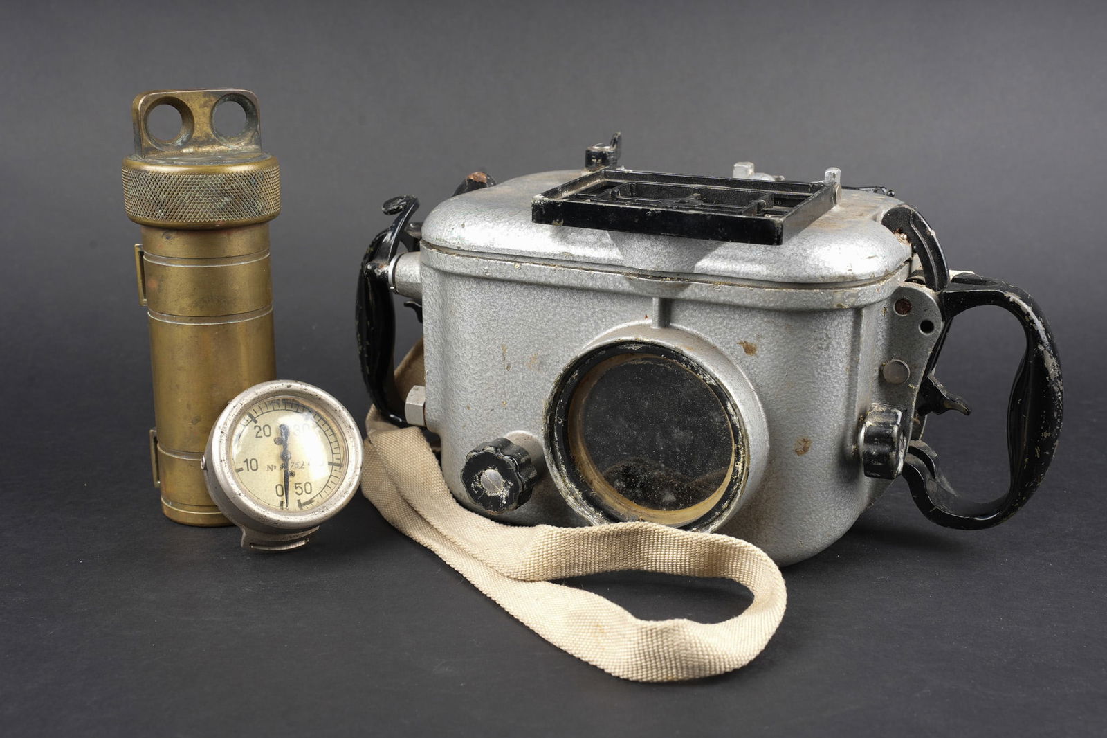 Boitier d appareil photo et jauge de profondeur de plongeur russe et container. Russian diver’s: Boitier d appareil photo de plongeur russe et container. Boitier aluminium pour appareil photo de plongee russe, vide, etancheite non verifiee, avec ses poignees, viseurs et plaque signaletique. Une j
