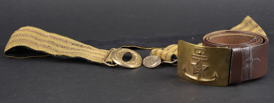 Ceinturon de la marine russe. Russian navy belt.: Lot de 2 ceinturons de marine sovietiques. Un ceinturon troupe en bon etat, un ceinturon d officier porte, usure d usage. Lot of two Soviet naval belts. One enlisted man’s belt in good condition,