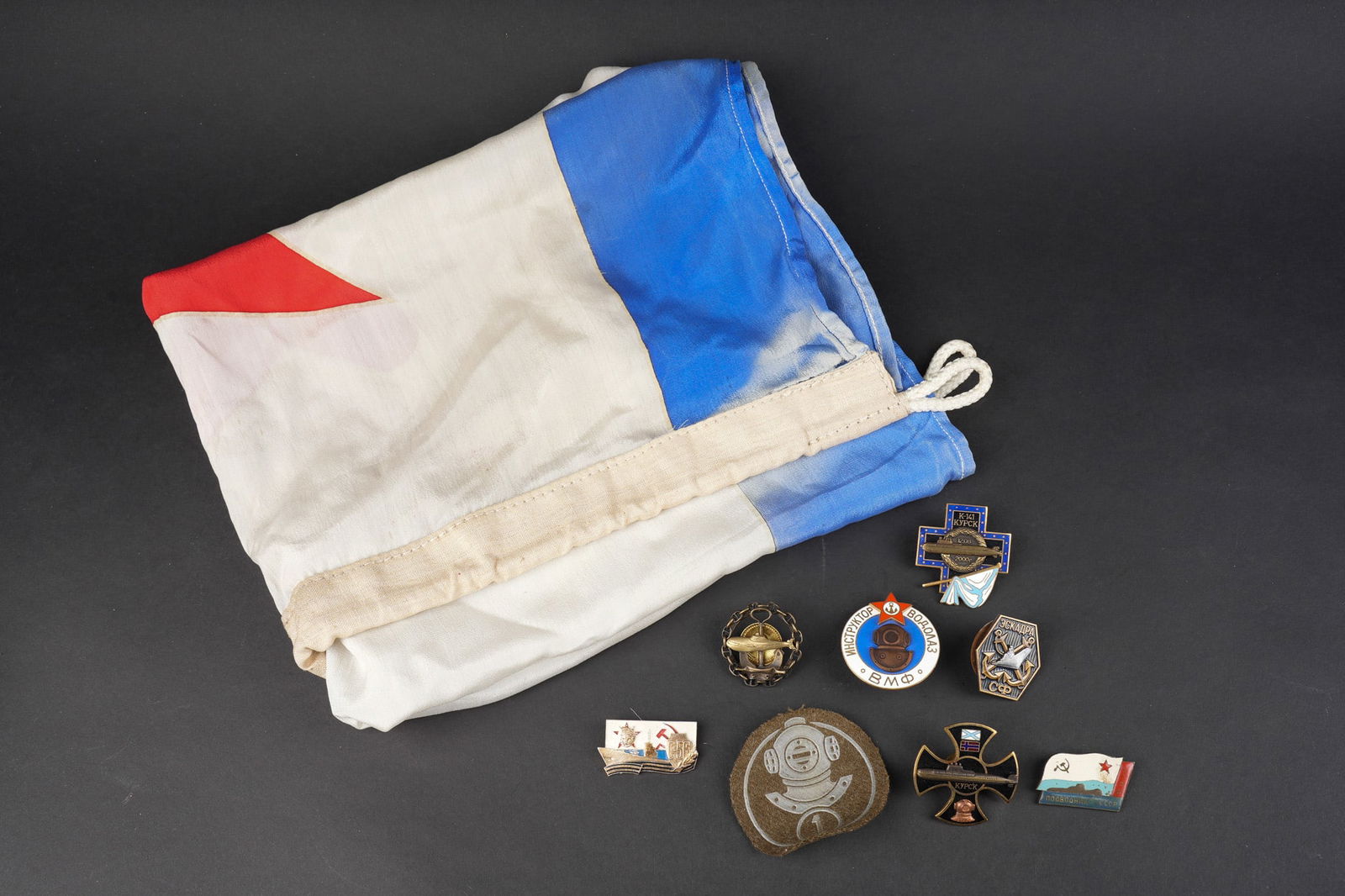 Lot marine sovietique. Lot of russian navy.: Marine sovietique fanion et insignes. Fanion de marine sovietique dimensions environ 98 x 64 cm, une petite dechirure. Un insigne tissu et un metallique de scaphandrier. 4 insignes de sous mariniers