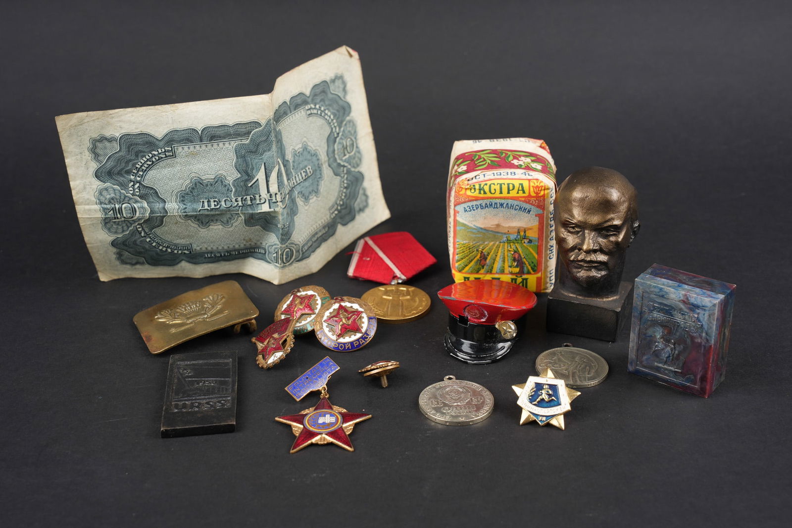 Lot sovietique. Russian lot: Russie sovietique lot d insignes, medailles et divers. Insignes sportifs, medailles civiles, paquet de tabac, briquet en forme de casquette, petite broche en forme de livre contenant des vues d une