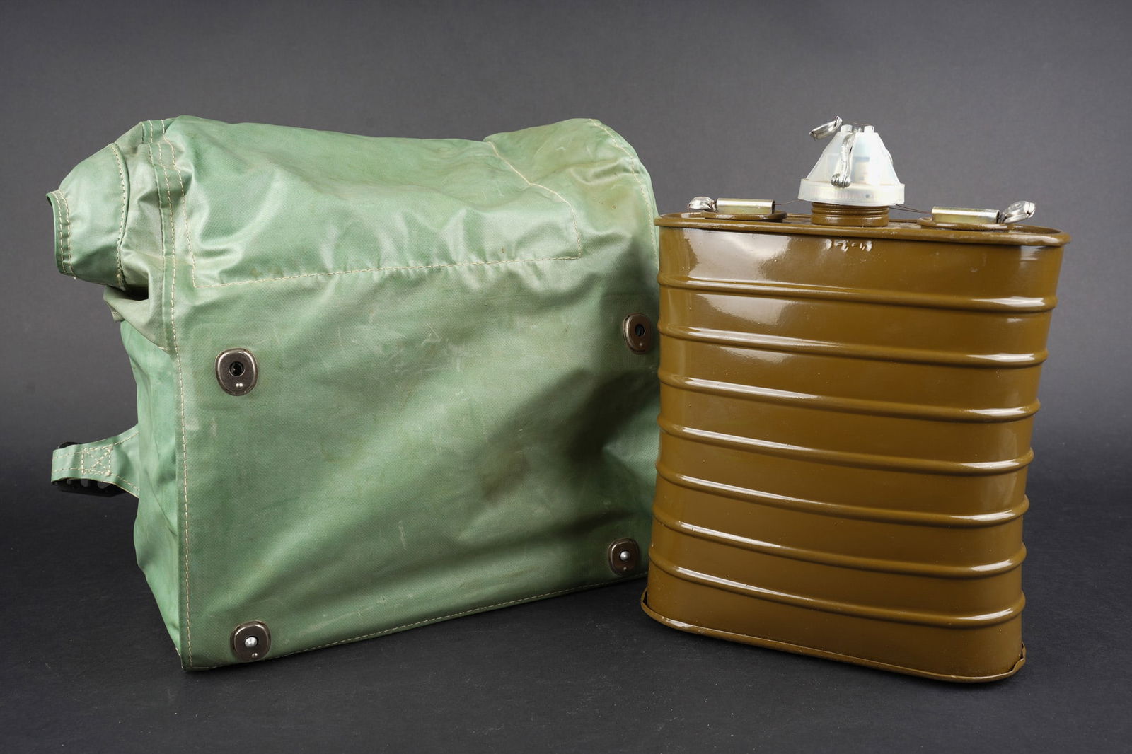 Masque anti-gaz russe. Russian gasmask.: URSS masque anti gaz IP4 et filtre pour masque IP5. Masque IP-4 dans sa sacoche. Cartouche filtrante pour masque IP-5 jamais utilisee, legerement gonflee. Bon etat. USSR IP-4 gas mask and filter for