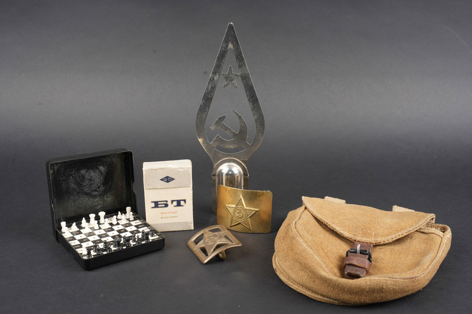 Lot sovietique. Russian lot: Russie sovietique lot boucles ceinturon, hampe drapeau et divers. Deux boucles de ceinturon, une hampe de drapeau, un porte chargeur en toile, un paquet de cigarettes, un jeu d echec de poche,