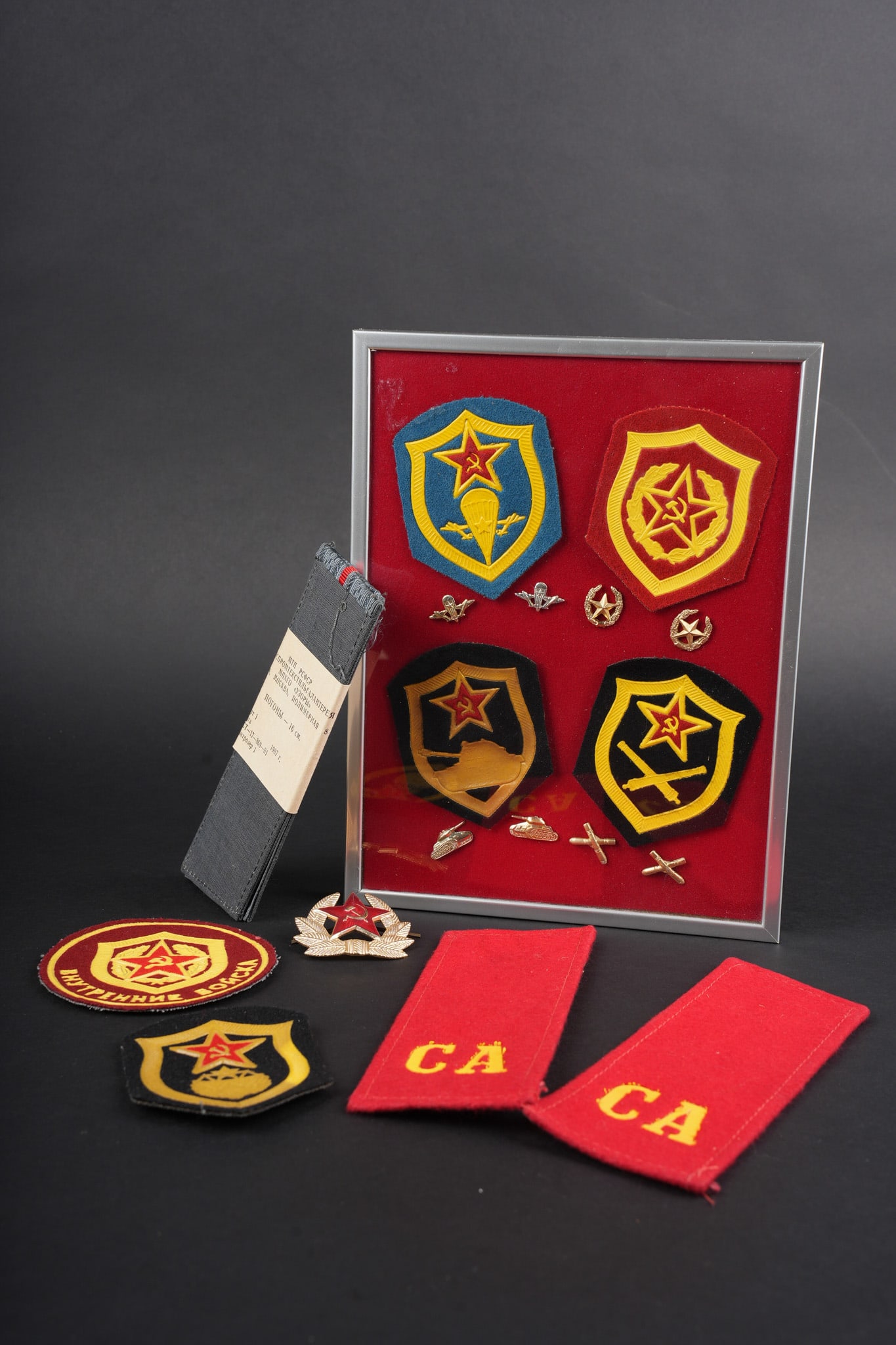 Lot sovietique. Russian lot: Russie sovietique lot d insignes et pattes d epaule. Petit cadre avec insignes URSS, 2 paires de pattes d epaule, patches et insigne de coiffure. Soviet Russia lot of insignia and shoulder boards.