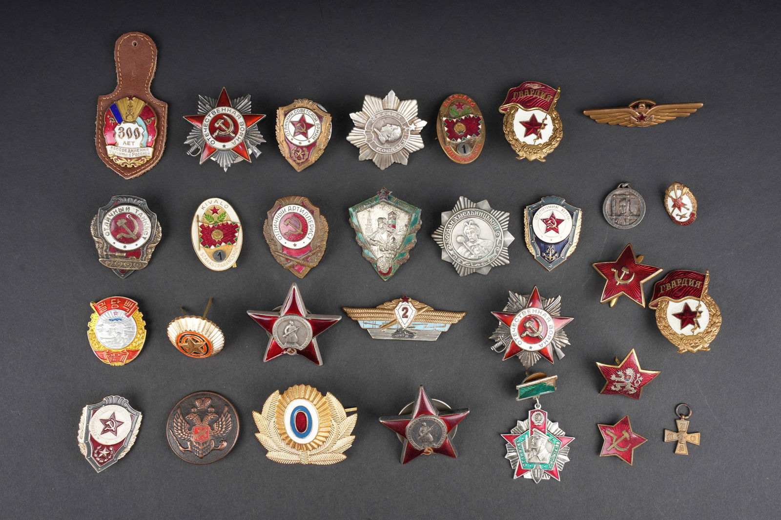 Medaille URSS. USSR medal.: URSS lot de 30 insignes. Insignes de l ere sovietiques, certains s epoque, d autres refrappes posterieures. Quelques insignes de coiffure. Lot interessant, a decouvrir. Usure d usage. USSR lot of 30 b