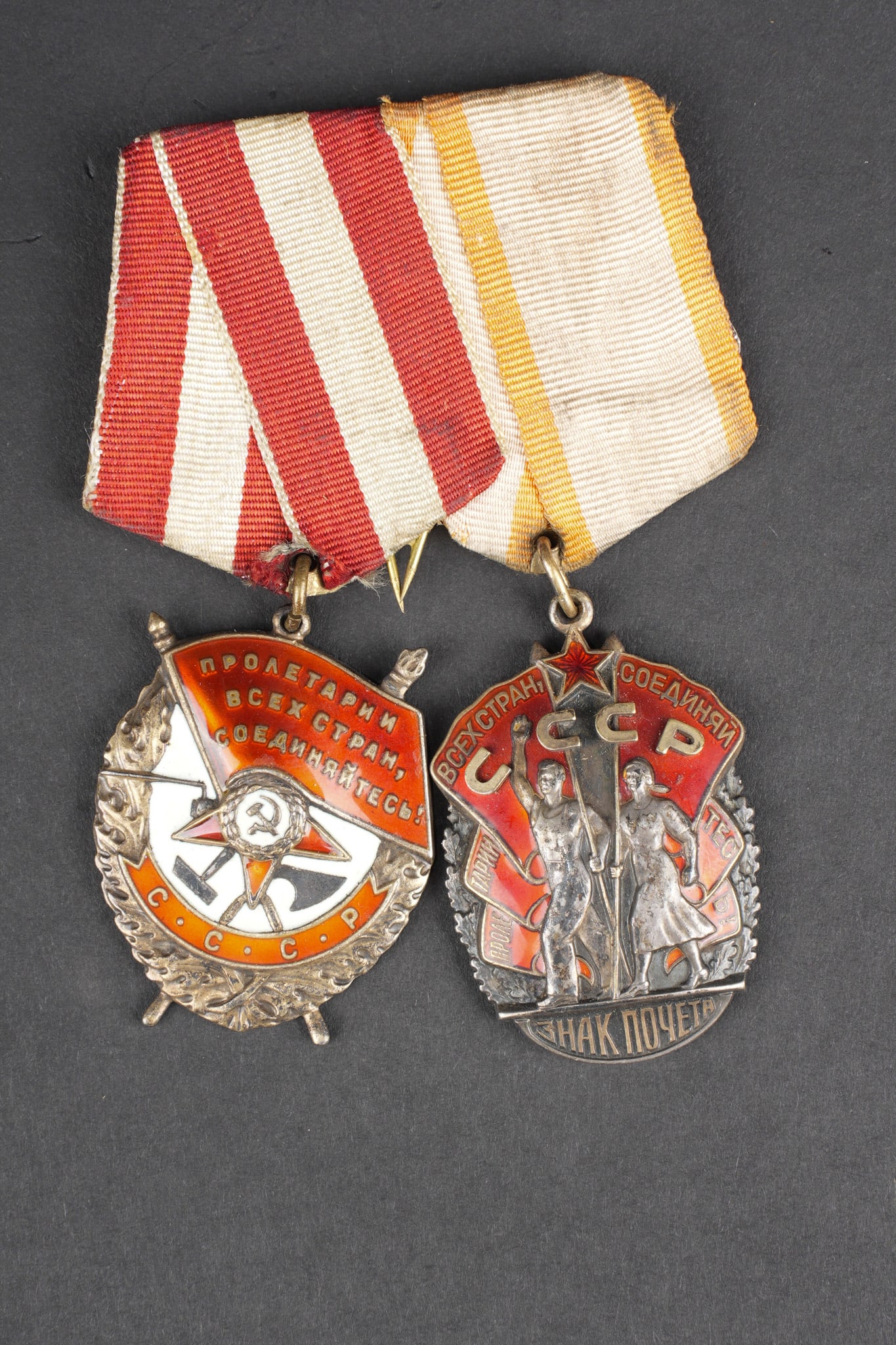 Medaille URSS. USSR medal.: URSS duo de medaille Ordres du Drapeau Rouge et de l Insigne d Honneur. Rubans fixes sur plaque. Medailles numerotees au dos. Epoque a determiner. Usure d usage. USSR pair of Orders of the Red Banner