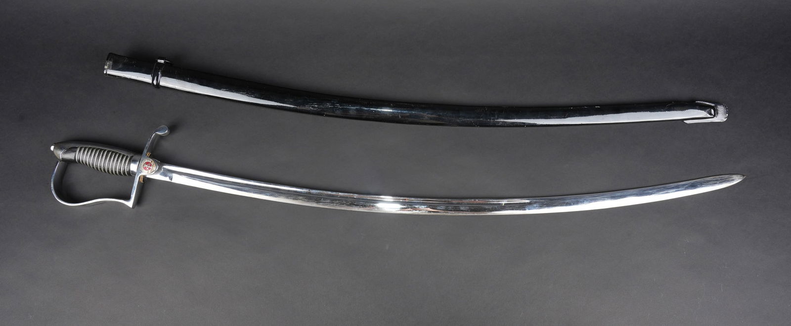 Sabre de parade DDR. DDR sword.: Sabre de parade DDR. Poignee avec filigrane, attributs de la Republique Democratique d Allemagne sur l oreillon. Avec son fourreau laque noir. Bon etat. East Germany parade sabre. Filigree grip, beari