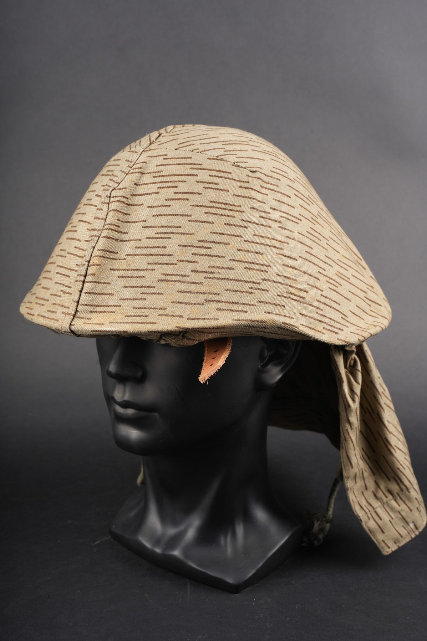 Casque NVA. NVA military helmet.: DDR, casque NVA Mle 56 avec couvre casque. En bel etat, complet avec son couvre casque. East Germany NVA Model 1956 helmet with helmet cover. In good condition, complete with its camouflage cover.