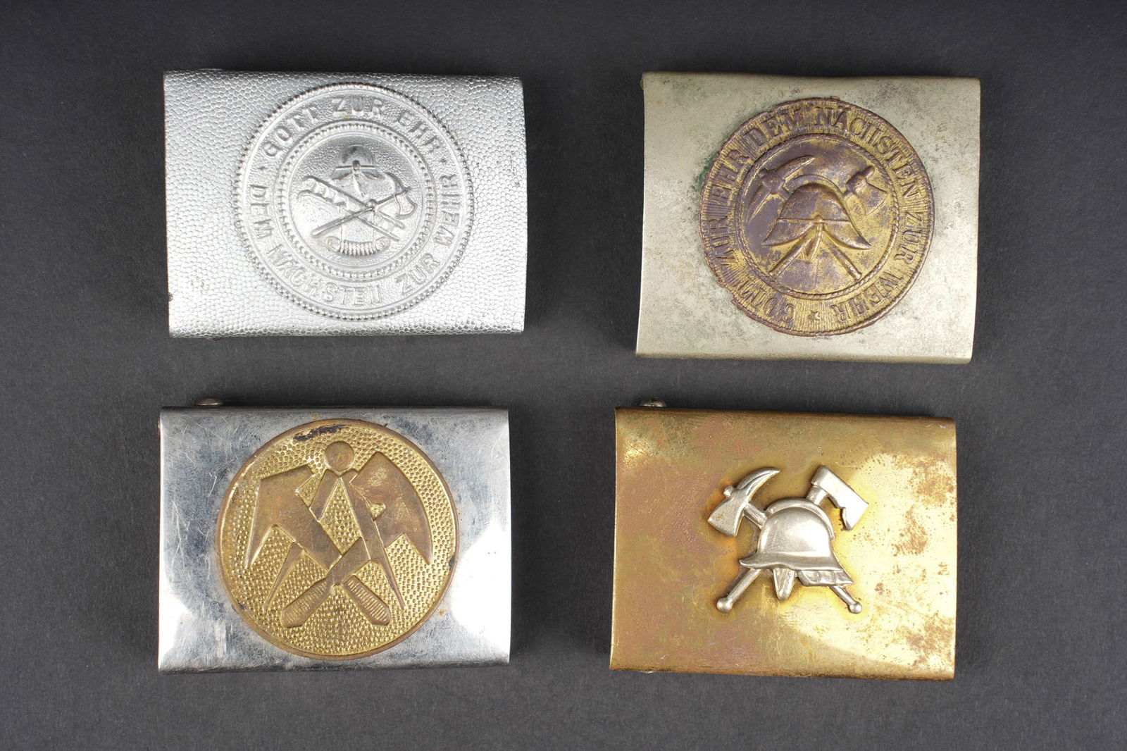 Boucles de ceinturon. Belt buckles.: Allemagne lot de 4 boucles de ceinturon de pompiers et couvreurs. Une boucle laiton a motif rapporte, une maillechort a centre laiton, axe manquant, une en aluminium grenelee bon etat. On joint une bo