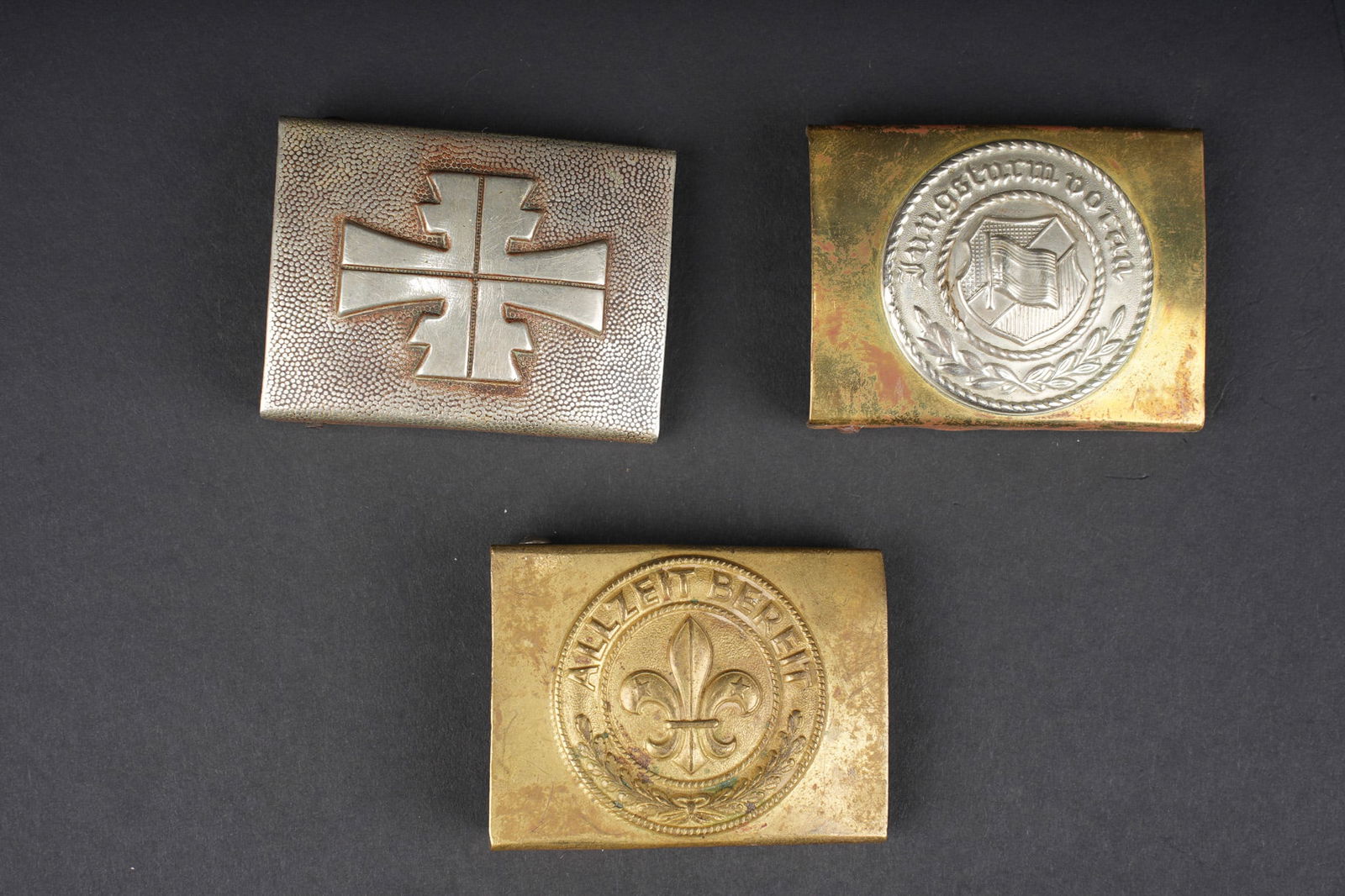 Boucles de ceinturon. Belt buckles.: Allemagne boucles de ceinturon Turnerbund, Scouts et jeunesses. Une bonne boucle Turnerbund, une boucle scout Pfadfinder avec la devise Allzeit Bereit, et une reproduction de boucle Jeunesses Jungstur