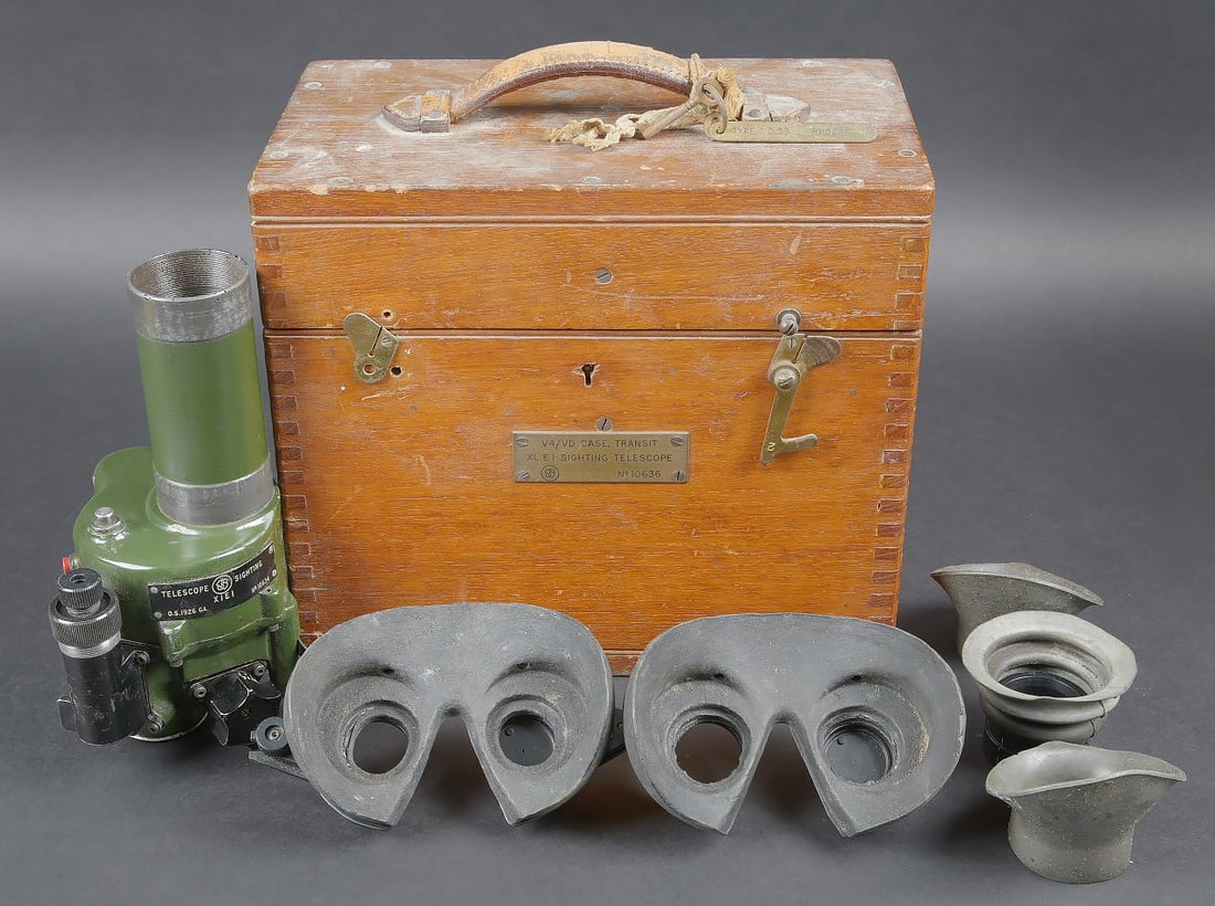 Telescope Sighting XIEI britannique. British Sighting Telescope XIEI.: Telescope Sighting XIEI britannique. Tres belle caisse en bois. La poignee de transport est en epais cuir marron. La cle de fermeture est presente. Un crochet de fermeture est incomplet. Plaquette en