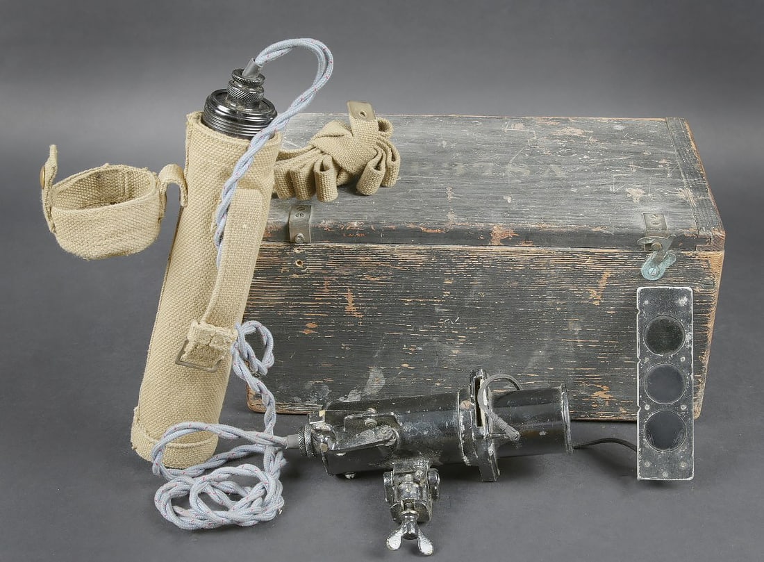 Lampe de signalisation britannique. British Signal Lamp.: Lampe de signalisation britannique. Belle caisse en bois. La sangle de transport en cuir marron est complete. Un crochet de fermeture est manquant. Couvercle marque AP 378A. Dos de la caisse portant u