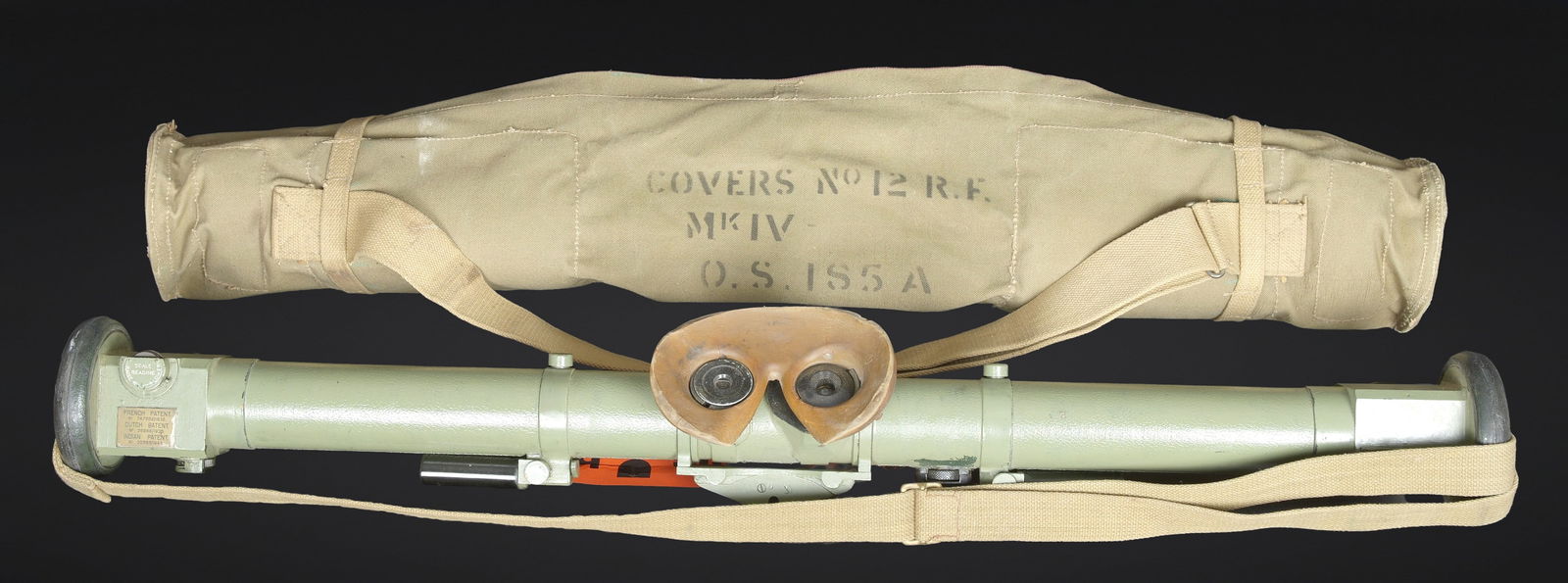 Telemetre britannique export. British export pattern rangefinder.: Telemetre britannique export. En metal. Completement repeint. Les bonnettes en bakelite sont presentes, ainsi que la sangle de transport. Protege front en caoutchouc marron presentant quelques marques