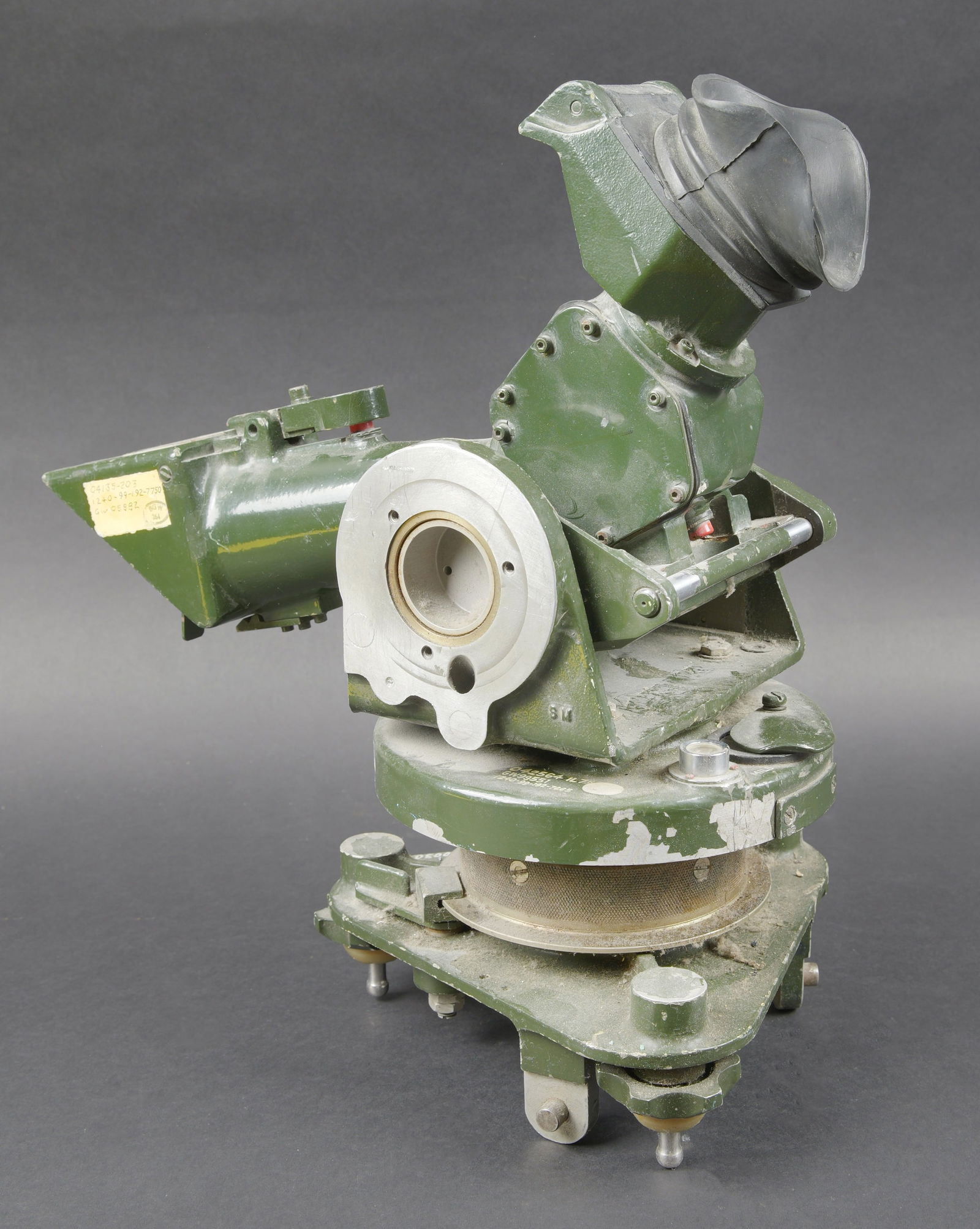 Optique britannique. British Optical Instrument.: Optique britannique. En metal. Peinture verte a 80%. Quelques plaquettes sont manquantes. Plaquette du fabricant Bac Ltd GW Div Bristol cont No Sam 309006 Ref 1240-99-192-7750 serial No G-10-2 70046.