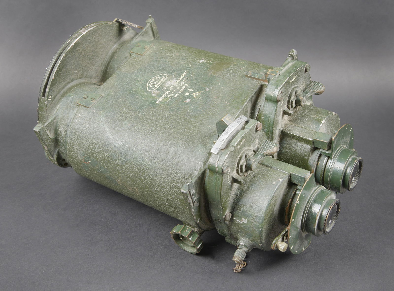 Binocular Gunsight 10 x 70 britannique. British Binocular Gunsight 10 × 70.: Binocular Gunsight 10 x 70 britannique. En metal. Peinture verte a 80%. Marquages ROSS London 10 x 70 Binocular gunsight Partt G367 N121410 WAT avec broad arrow. Toutes les pieces mobiles sont fonctio