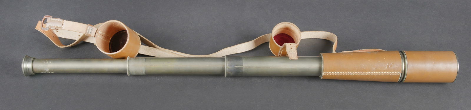 Longue vue britannique. British spotting scope.: Longue vue britannique. En metal. Modele depliable. Marquages Tel Sic MKVI BC LTD & Co 7195 oS 717 CA, avec broad arrow. Ensemble de la piece recouverte d un epais cuir marron. Toutes les sangles