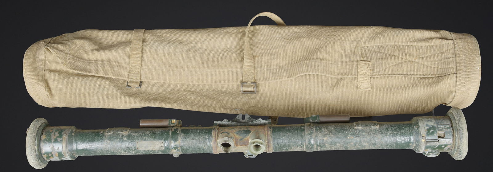 Telemetre britannique MKIII. British Rangefinder Mk III.: Telemetre britannique MK III. Housse en forte toile web, toutes les sangles sont presentes. Fabrication B AC 1945 avec broad arrow ZA 0437. Telemetre fortement abime avec des manques. Incomplet. Nombr