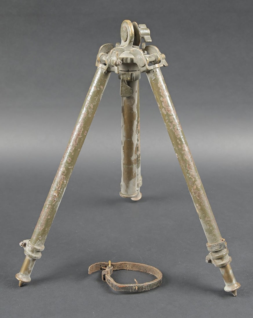 Petit trepied d optique. Small optical tripod.: Petit trepied d optique. En metal, trois pointes d ancrage au sol, en laiton. Toutes les pieces mobiles sont fonctionnelles. Marquages N14 MK III PB8S Ltd 1942 3671 Stand Int. Une sangle en cuir maint