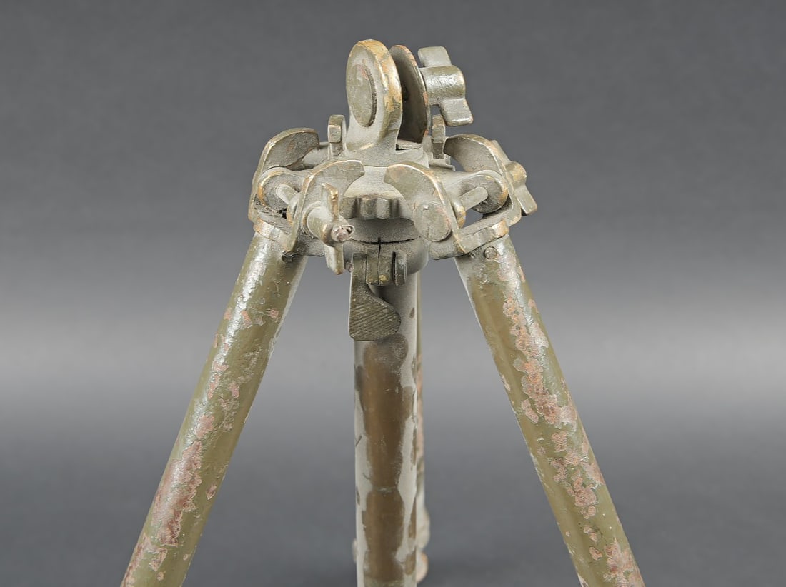 Petit trepied d optique. Small optical tripod. - 2