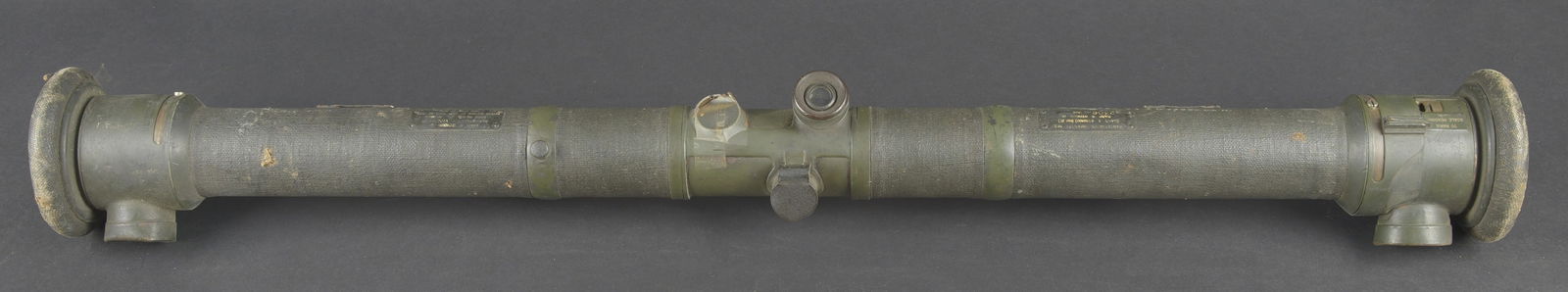 Telemetre anglais Barr and Stoud 1915. British Barr & Stroud rangefinder, 1915 dated: Telemetre anglais Barr and Stoud 1915. Peint en vert, avec ses plaques signaletiques, bien date 1915. Un œilleton manquant, quelques coups, optique non clair. Usure d usage. British Barr & Stroud ran