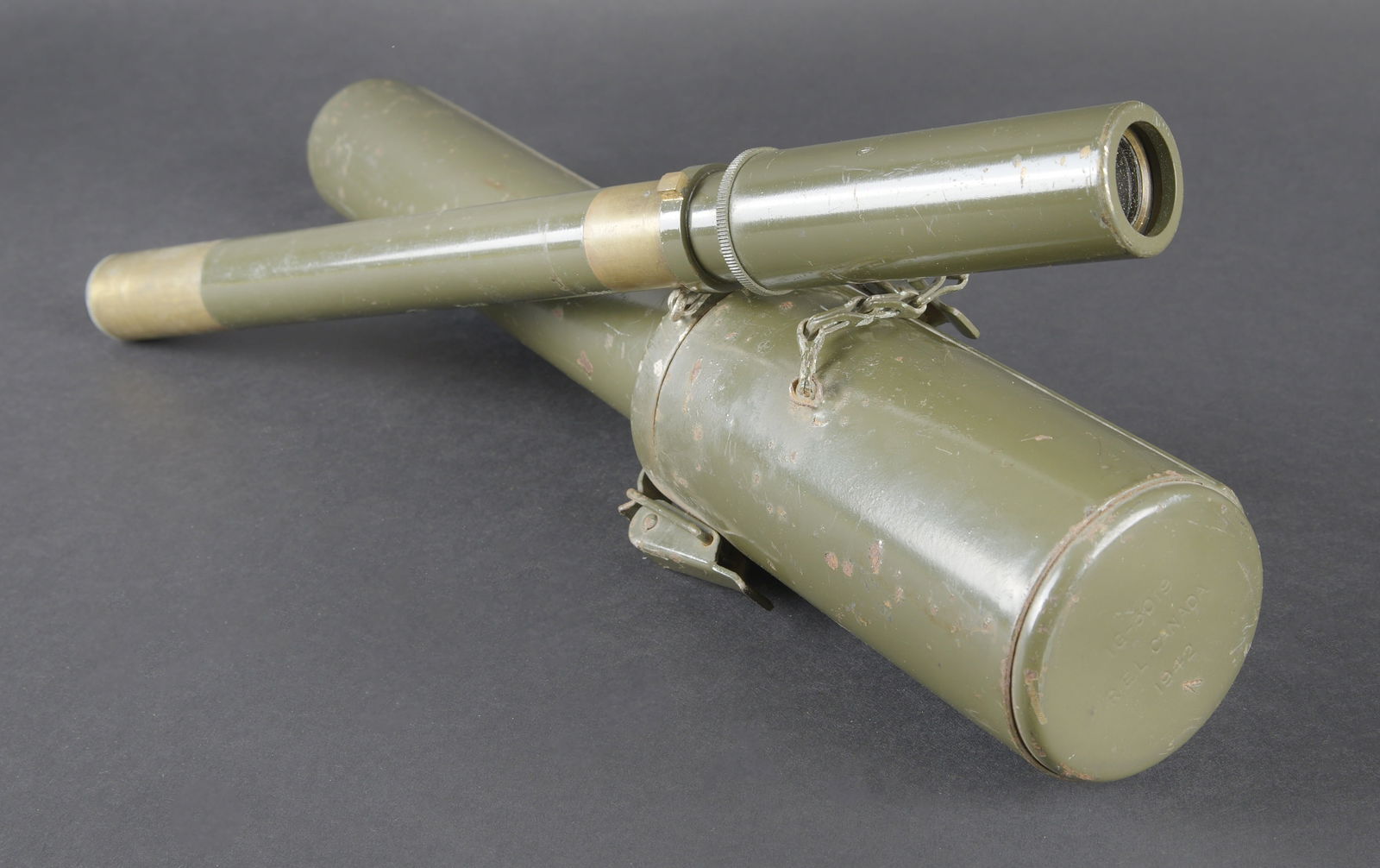 Telescope MK II canadien. Canadian Telescope Mk II.: Telescope MK II canadien. Boitier en metal, complet avec sa chainette. Peinture kaki a 70%. Les crochets de fermeture sont fonctionnels. Marquages IG-3019 REL Canada 1942 avec broad arrow. Lunette en