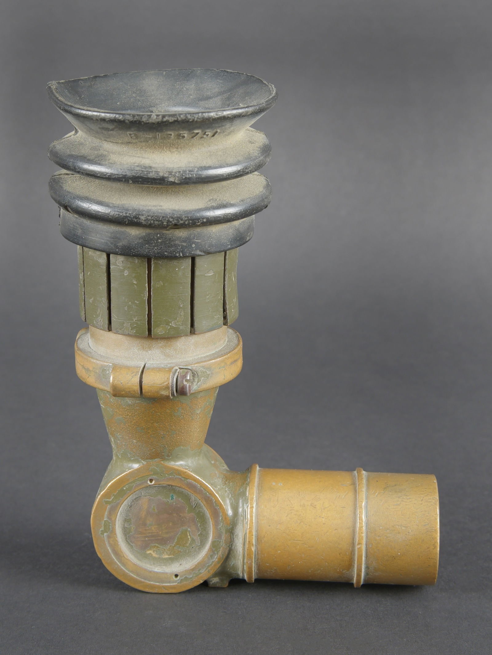 Telescope Helbow M16A10. Elbow telescope M16A10: Telescope Helbow M16A10. En metal. Bonnette en caoutchouc complete. Marquages telescope Elbow M16A10 Stock N 84956, numero 385. Bonnette marquee B-135751. Optique graduee en parfait etat. A noter une