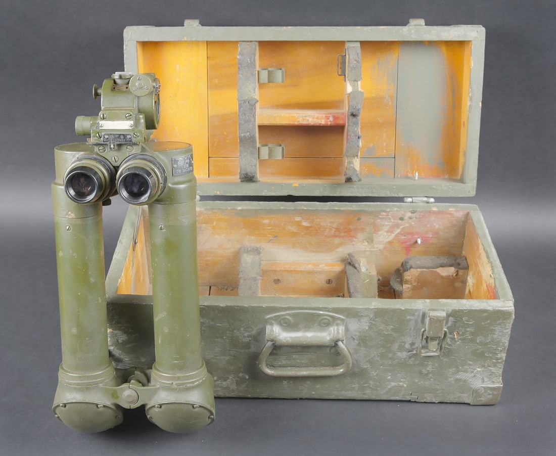 Binoculaire M65 US WWII. US WWII M65 binoculars: Binoculaire de commandement de batterie M65 US WWII. Belle caisse en bois, avec renfort metallique. Probablement repeinte. La poignee de transport en metal est complete. Les crochets de fermeture