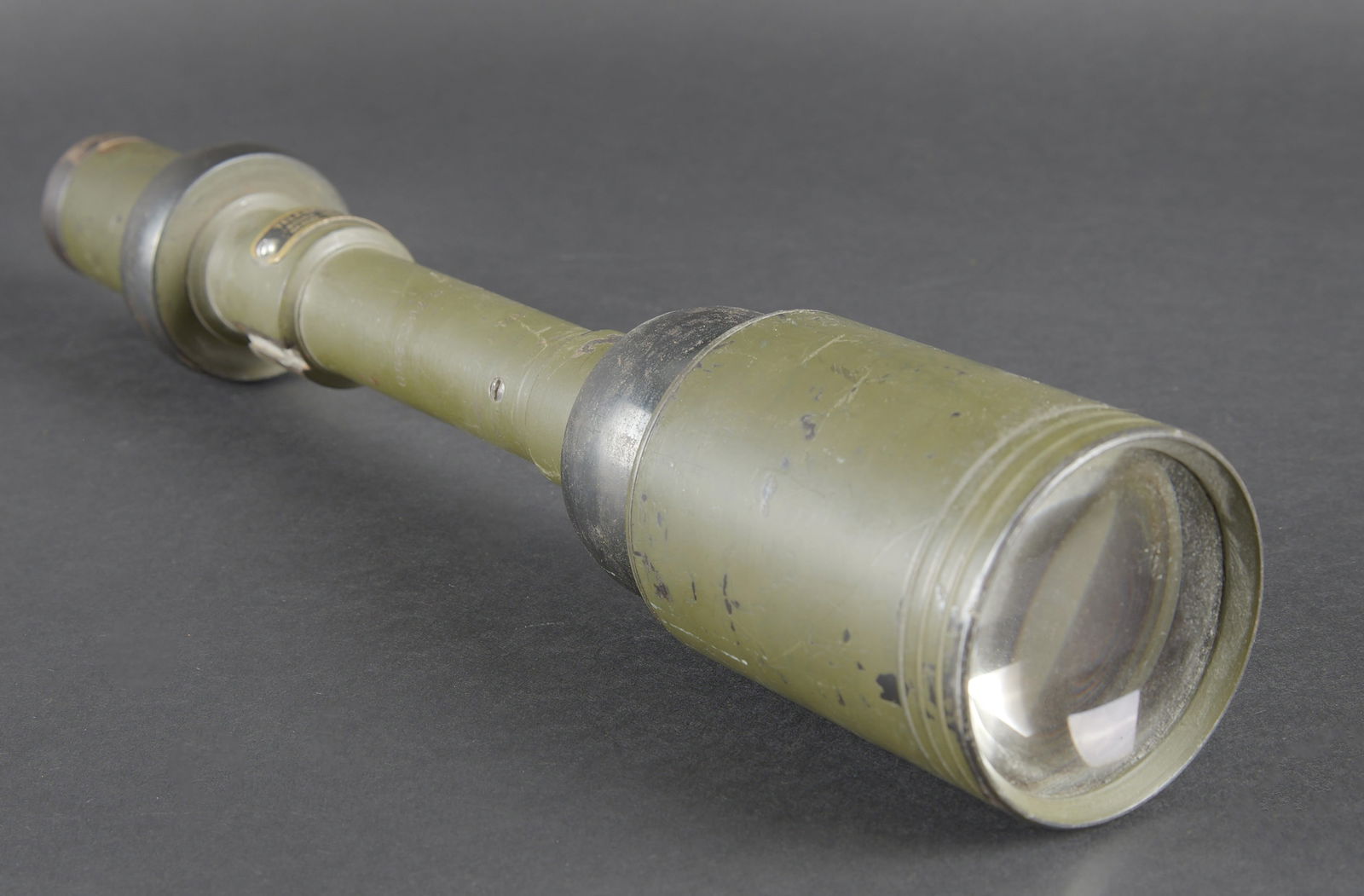 Telescop M69C. Telescope M69C: Telescop M69 C. En metal. Peinture kaki a 70%. Plaquette marquee Telescope M69C Stock Nr 7690129, numero de serie 5644. Optique graduee presentant quelques taches. A noter une certaine usure et