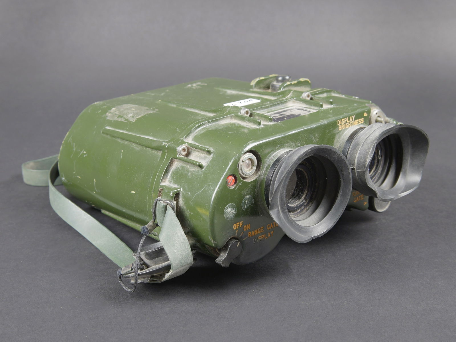 Laser Rangefinder. Laser rangefinder: Laser Rangefinder. En bakelite verte. Optique claire et graduee. Les bonnettes en caoutchouc sont presentes. Toutes les pieces mobiles sont fonctionnelles. Batteries absentes. Quelques pieces sont