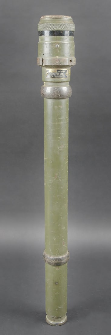 Telescope US M71D. US telescope M71D: Telescope US M71 D. M71D. Cette version a ete utilisee dans les variantes M4(76) Sherman avec le canon M1 de 76 mm. En metal, peinture kaki a 90%. Plaquette marquee Telescope M71D Stock NO 7578296, nu