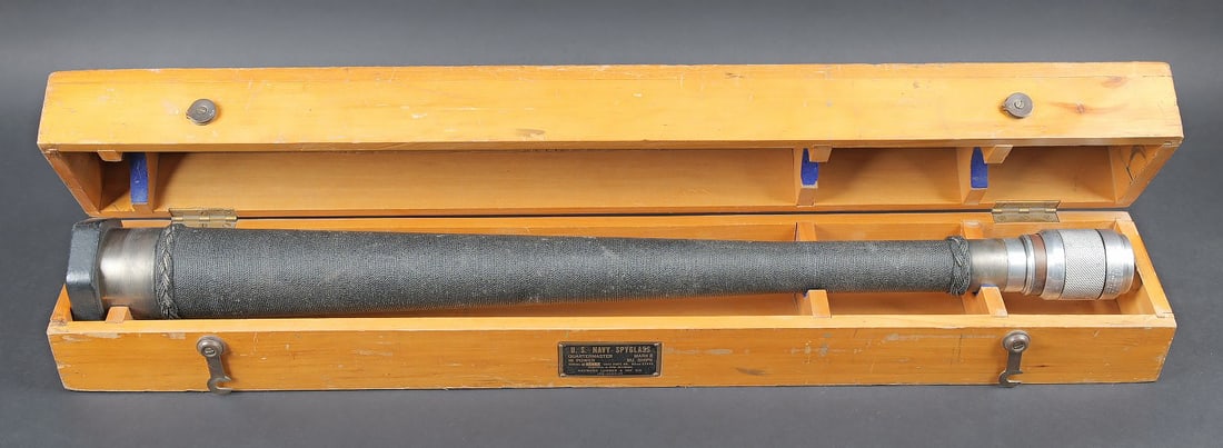 Longue vue US Navy. US Navy spotting scope: Longue vue US Navy. Belle caisse en bois. Les crochets de fermeture sont fonctionnels. Plaquette marquee US Navy Quatermaster Mark II 16 Power BU Ships Serial 31359, 1942. Fabrication Hayward Lumber