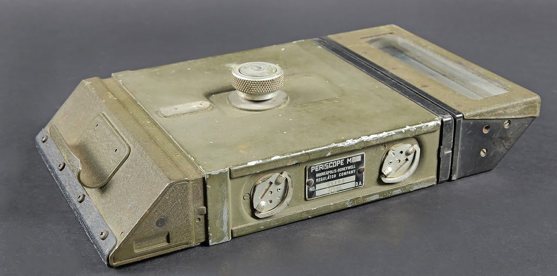 Periscope M6. Periscope M6: Periscope M6. En metal, les verres sont en parfait etat. Peinture OD a 70%. Toutes les pieces mobiles sont fonctionnelles. Optiques claires. Plaquette du fabricant Minneapolis Honeywell Regulator