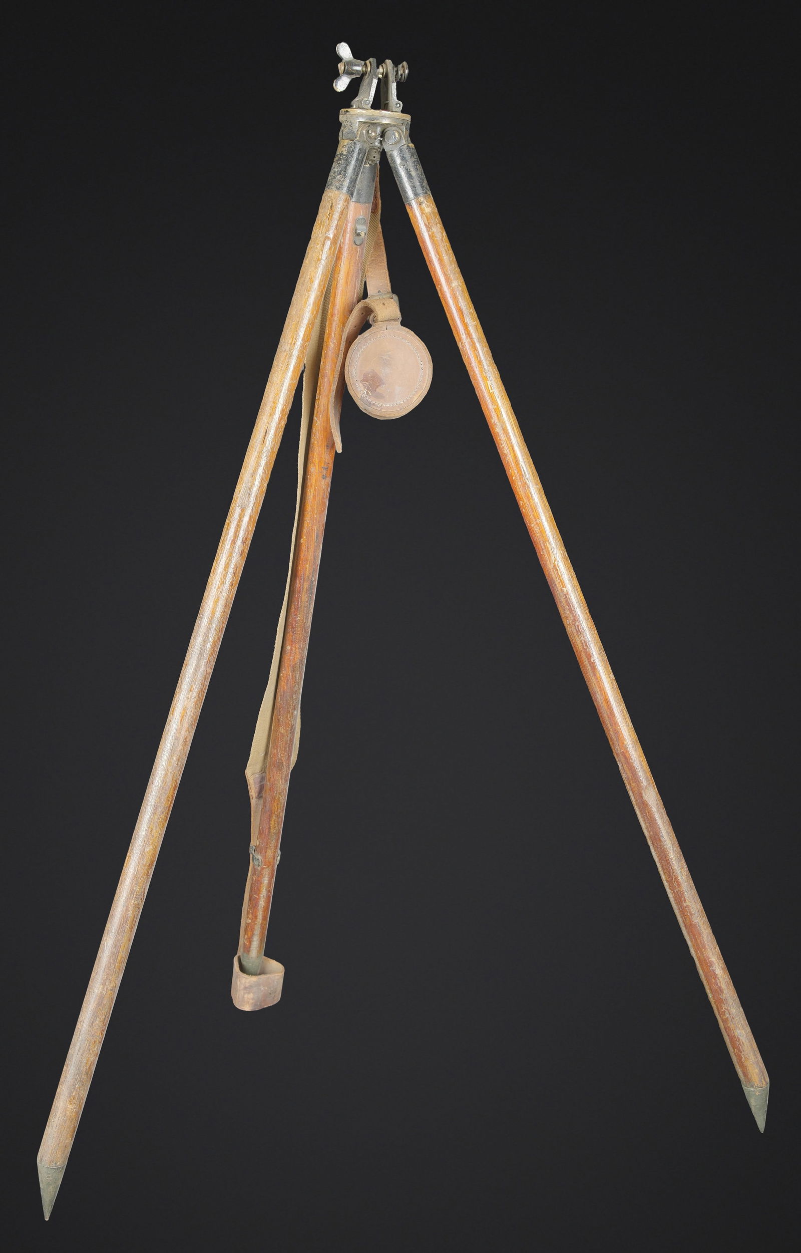 Trepied d optique. Optical tripod.: Trepied d optique. En bois. Trois points d ancrage au sol, en metal. Toutes les pieces mobiles sont fonctionnelles. Sangle de transport en toile et cuir marron. Le capuchon de protection du support d