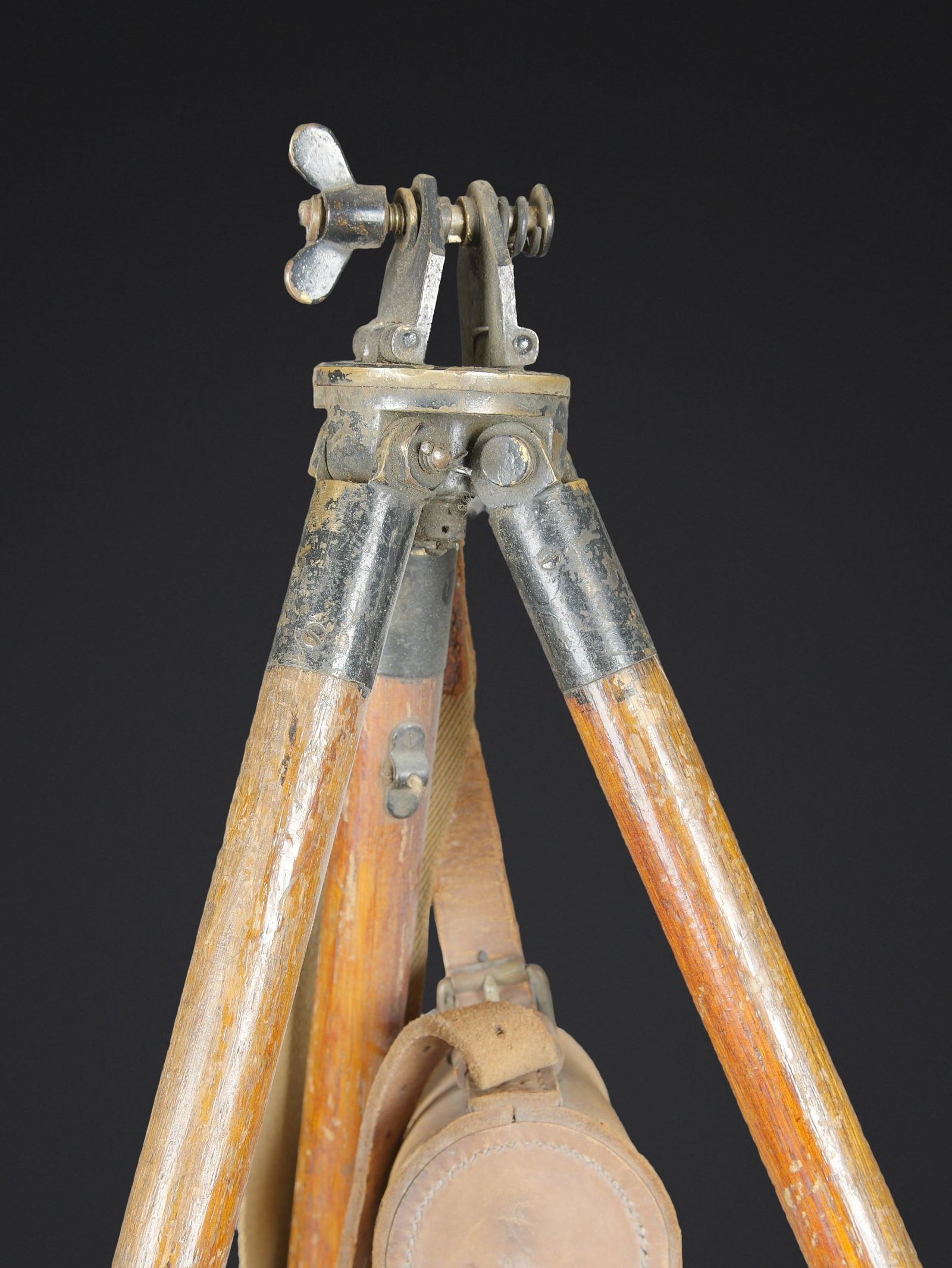 Trepied d optique. Optical tripod. - 2