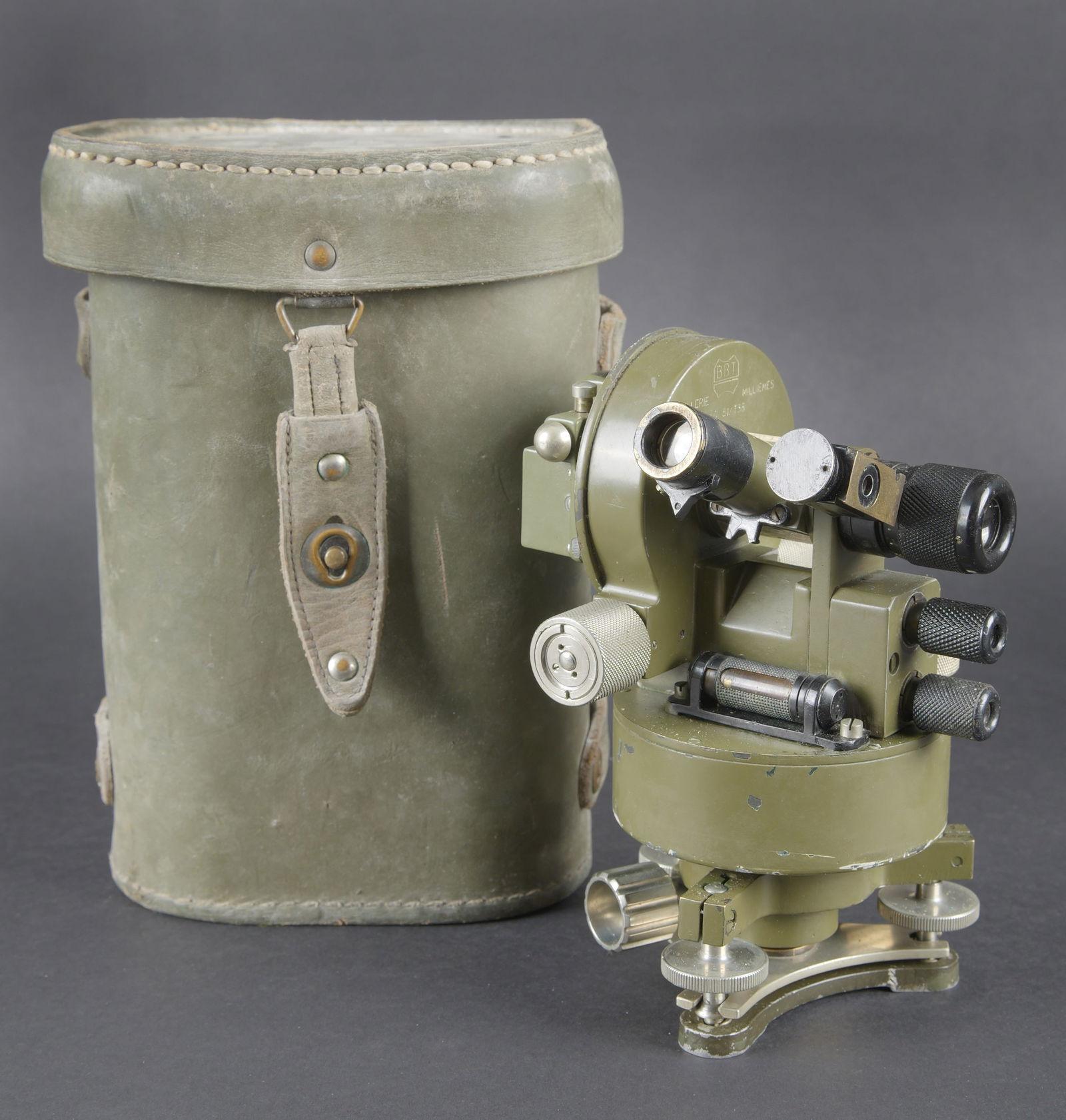Theodolite de l armee francaise. French Army theodolite.: Theodolite de l armee francaise. Housse en epais cuir vert. Les sangles de transport sont manquantes. Fermoir complet, le ressort est relativement en bon etat. Les cales interne sont presentes, ainsi