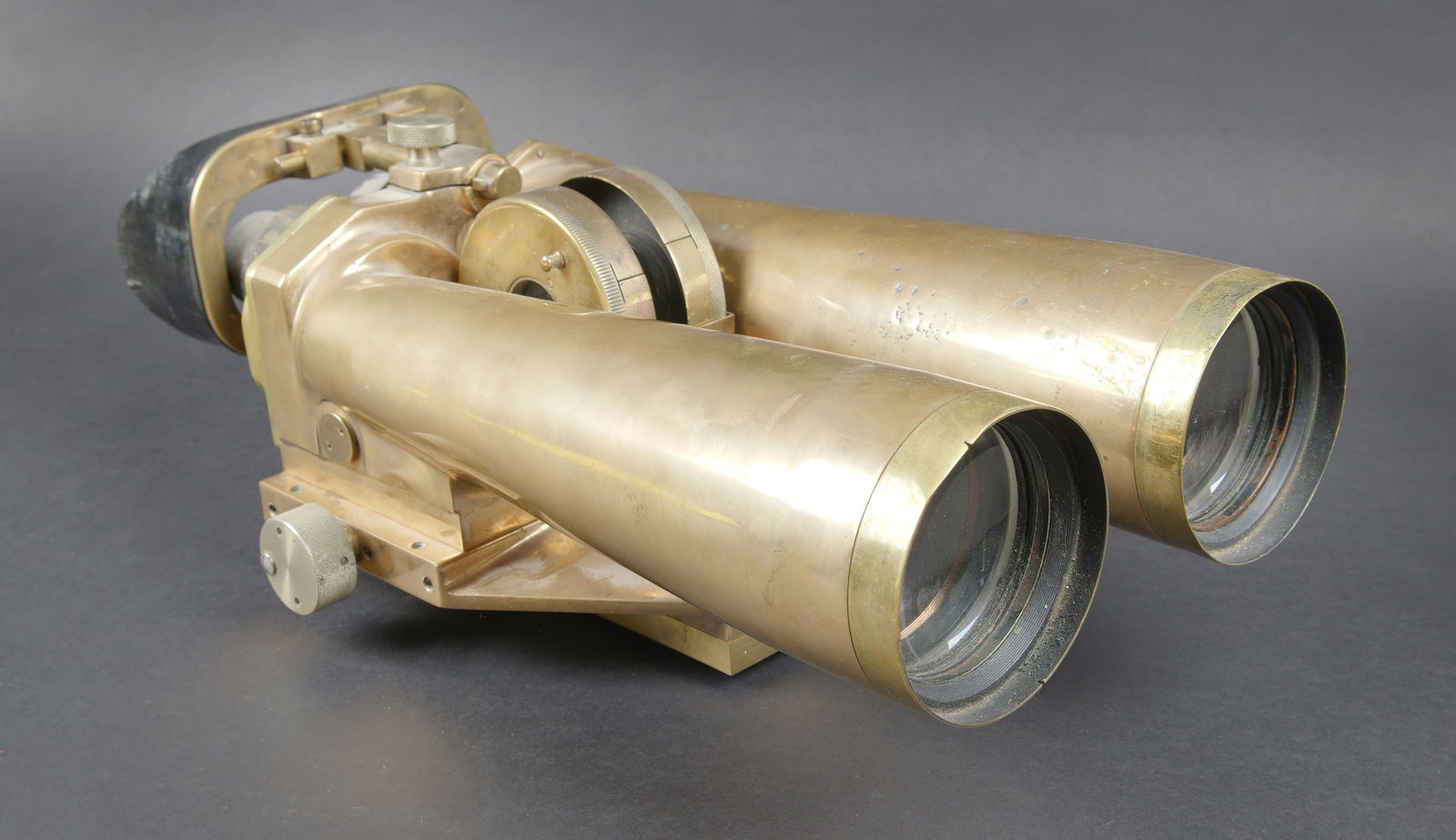 Binoculaire M1934 francais. French M1934 binoculars.: Binoculaire M1934 francais. En laiton. Quelques bosses visibles. Toutes les pieces mobiles sont fonctionnelles. Protege front complet, mais presentant quelques marques d usures. Marquages BBT Krauss